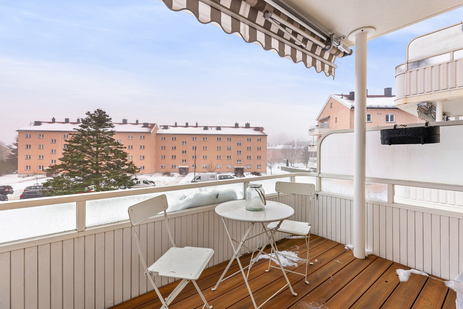 Den sydvestvendte balkongen på ca. 7,4 kvm er en utmerket utendørs plass med komposittgulv og markise. Galleribilde