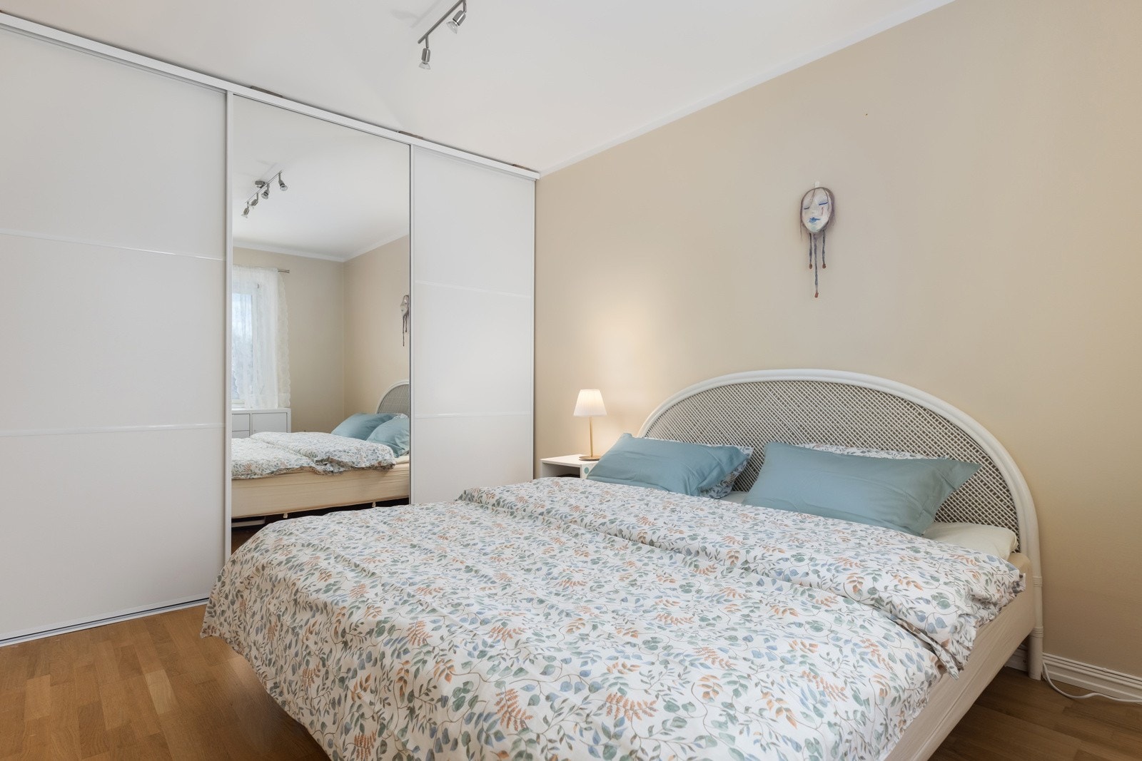 Hovedsoverommet har god plass til dobbeltseng, nattbord og øvrig møblement, samt rikelig med oppbevaring i en skyvedørsgarderobe. Galleribilde