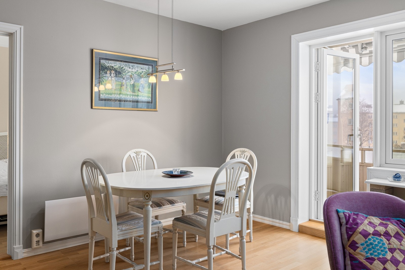 Fra stuen er det utgang til balkong. Galleribilde