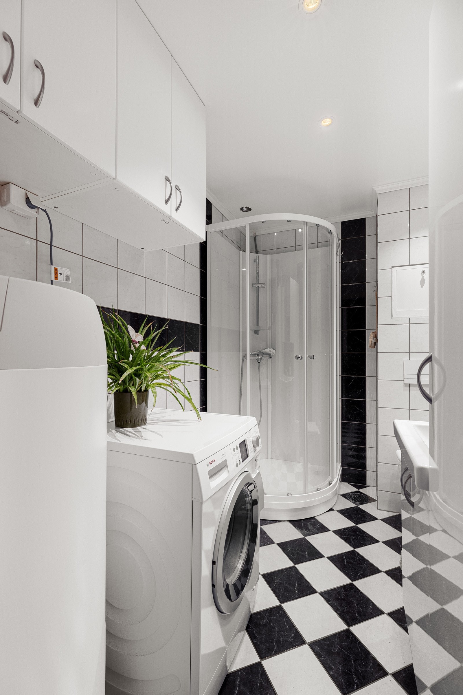 På badet er det opplegg for vaskemaskin. Galleribilde