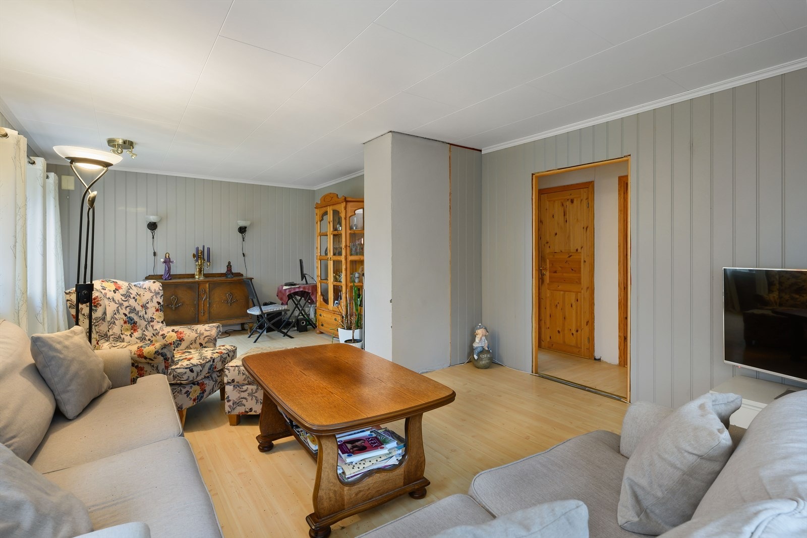 Stuen har plass til spise- og sittegruppe. Galleribilde