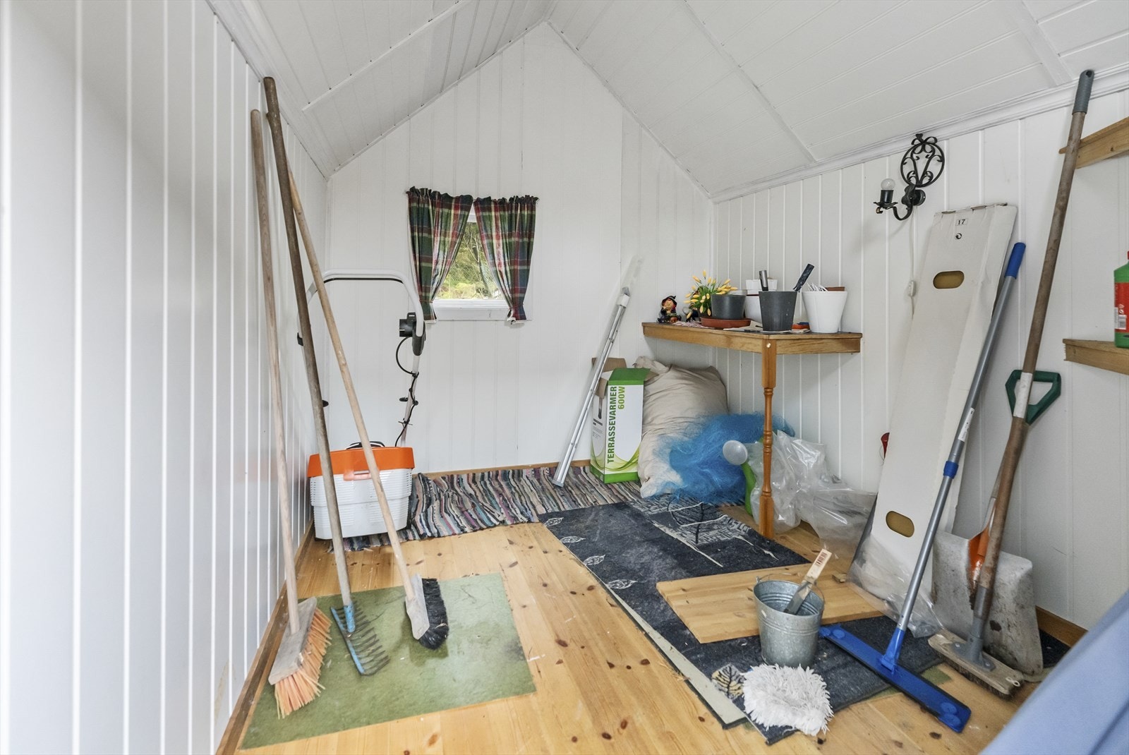 Utehus med oppbevaring Galleribilde