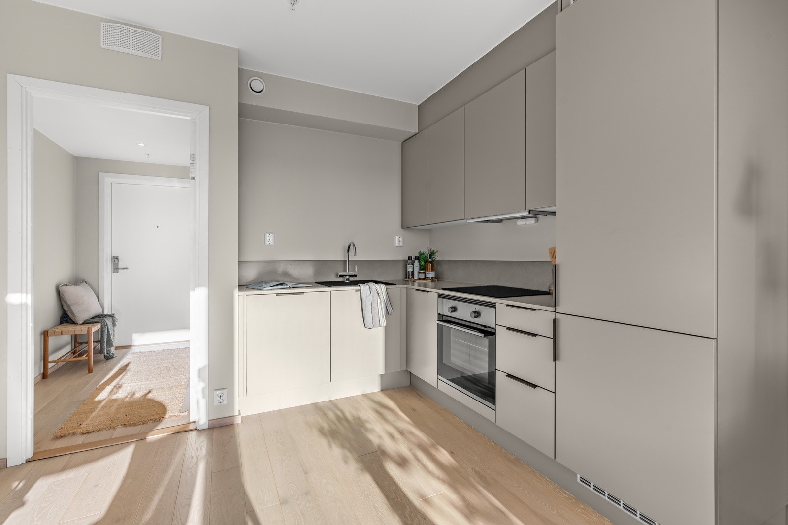 Lekkert kjøkken fra HTH med integrerte hvitevarer Galleribilde