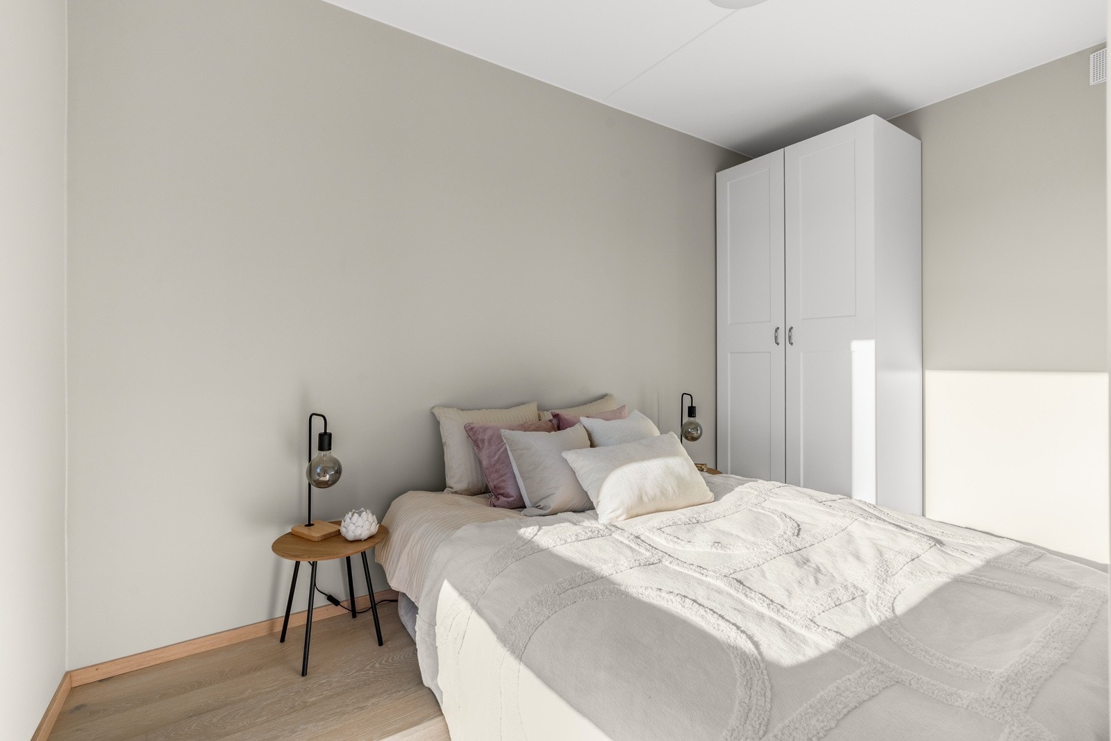 Soverom med god plass til dobbeltseng og garderobeløsning Galleribilde
