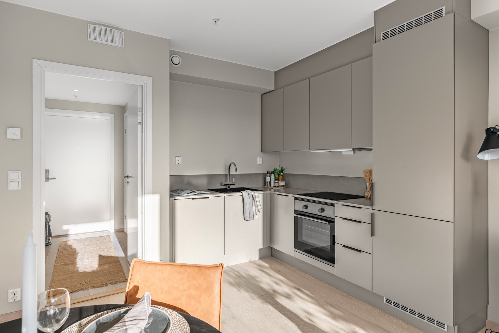 Lekkert kjøkken fra HTH med integrerte hvitevarer Galleribilde