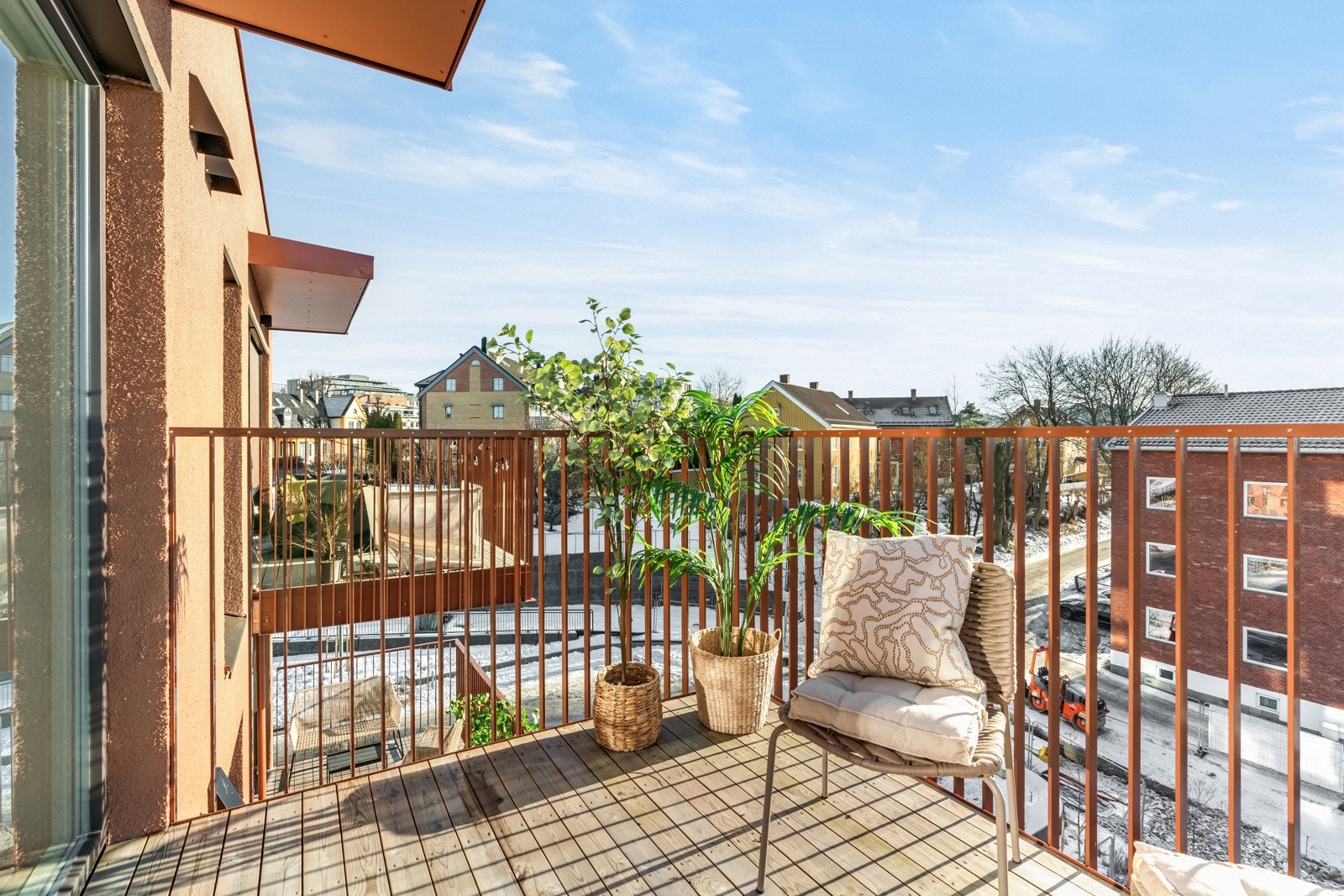 Solrik og sydvendt balkong med flott utsikt Galleribilde