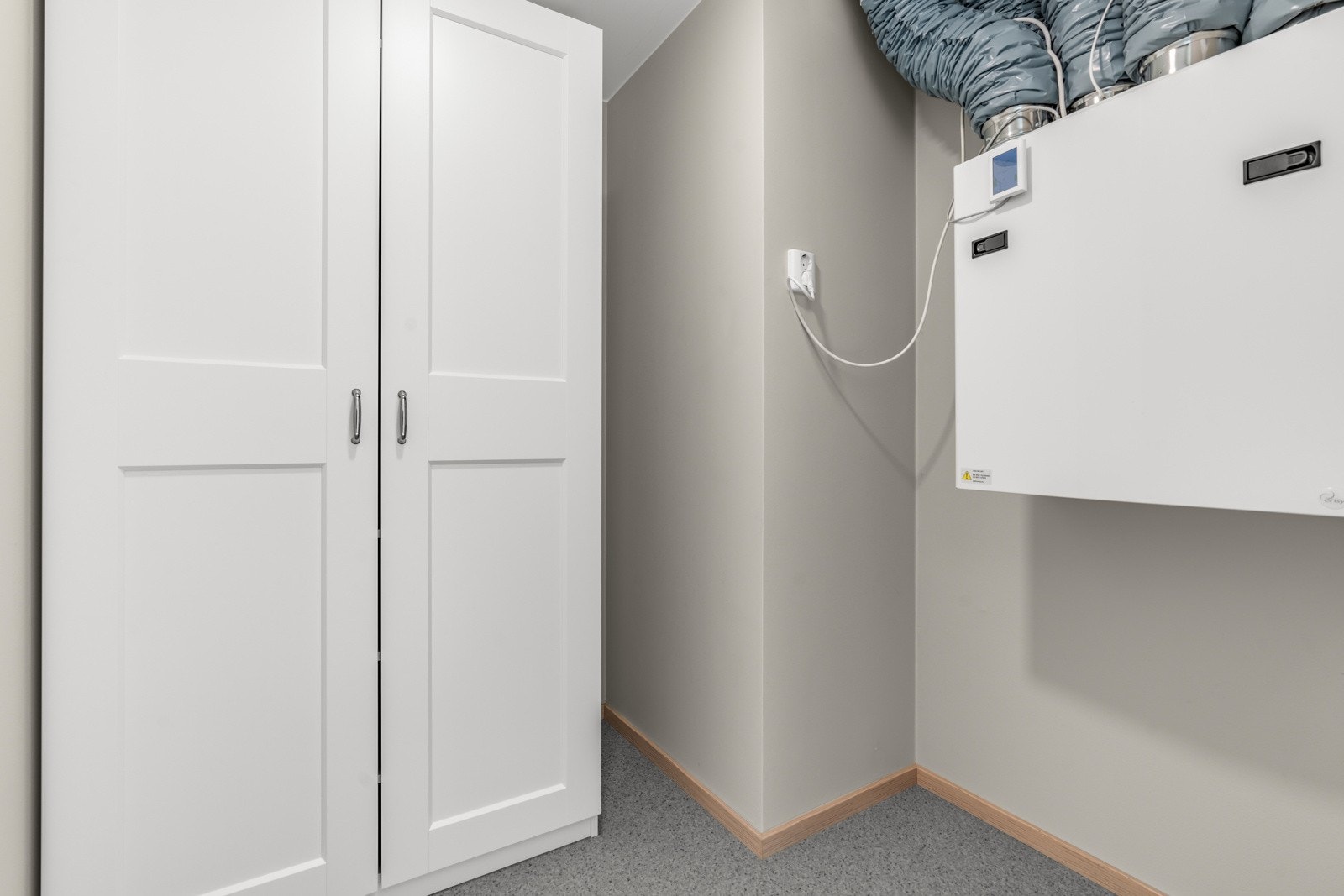 Innvendig bod i entréen - perfekt som walk-in garderobe Galleribilde