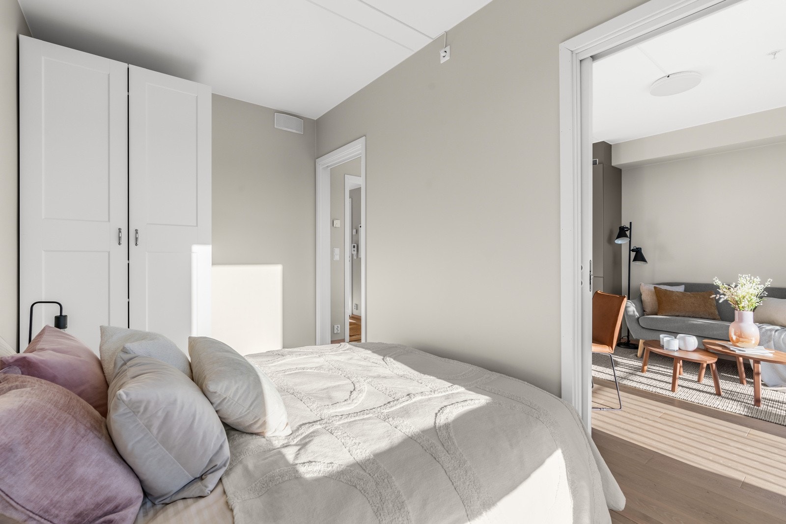 Soverom med god plass til dobbeltseng og garderobeløsning Galleribilde