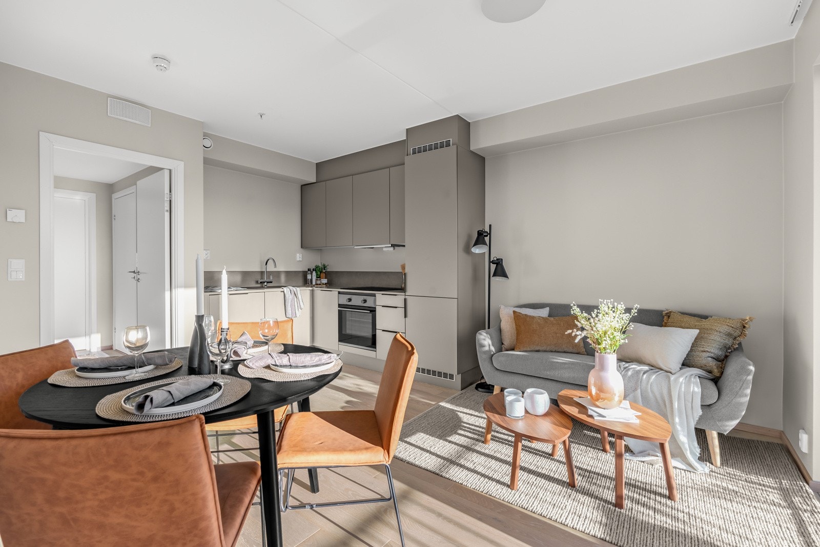 God plass til å møblere med spisebord og sofagruppe Galleribilde