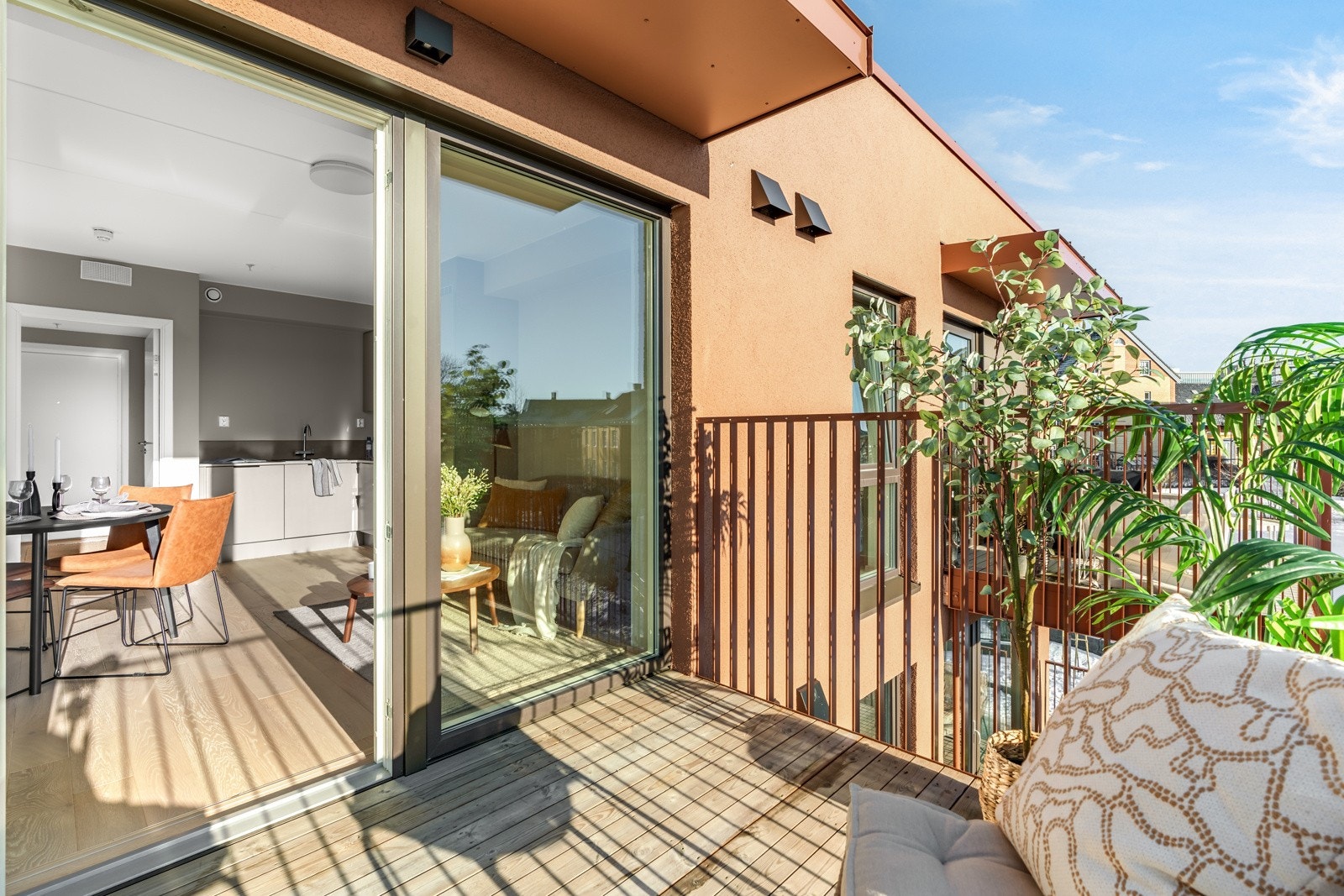 Solrik og sydvendt balkong med flott utsikt Galleribilde