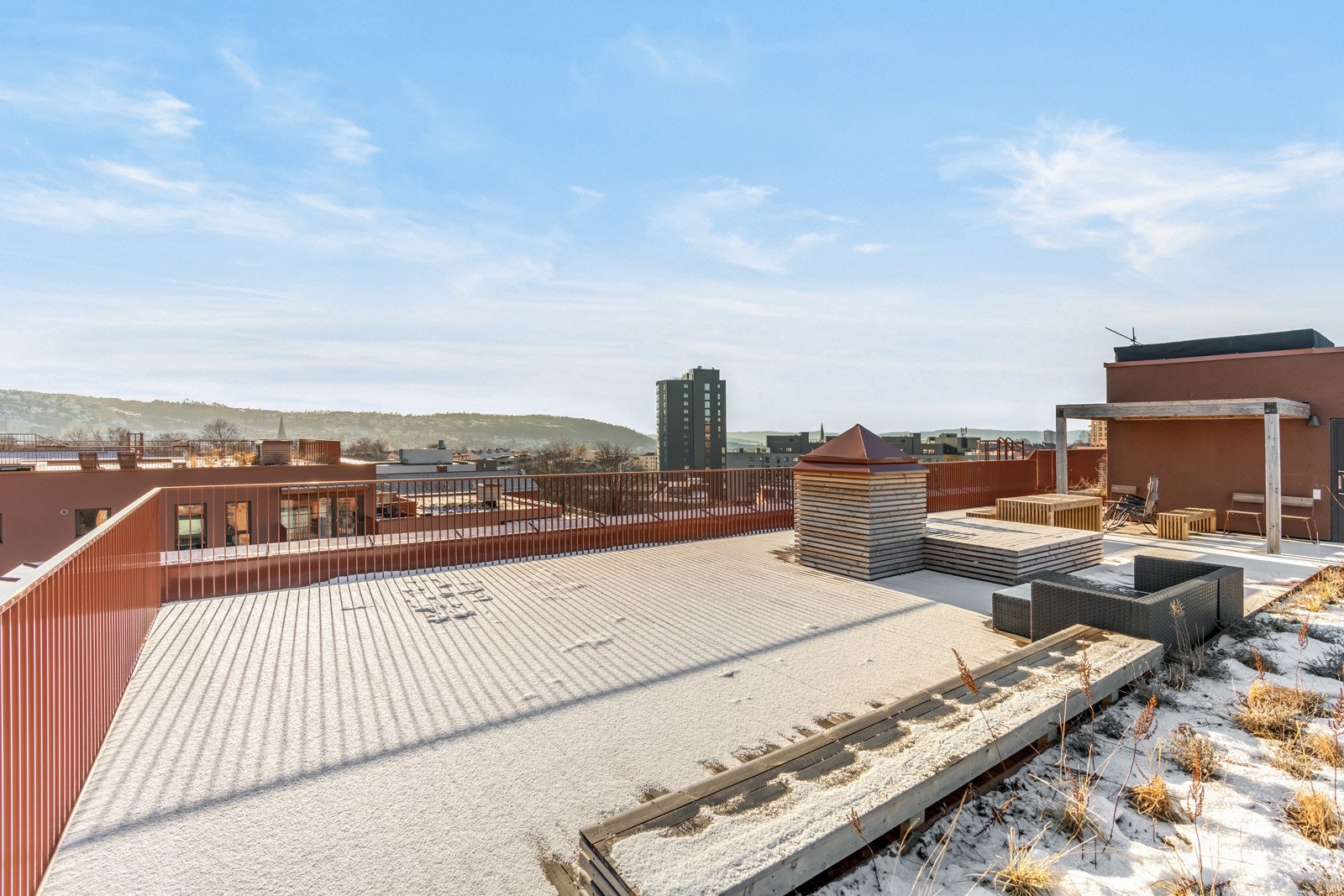 Felles takterrasse med sittegrupper og fantastisk utsikt over Oslo Galleribilde