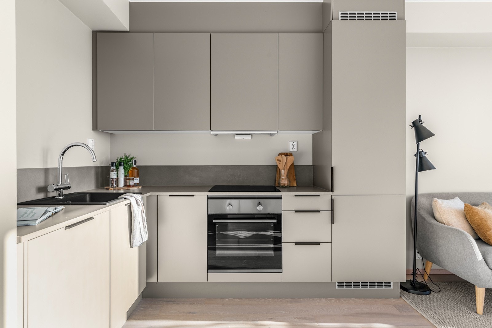 Lekkert kjøkken fra HTH med integrerte hvitevarer Galleribilde