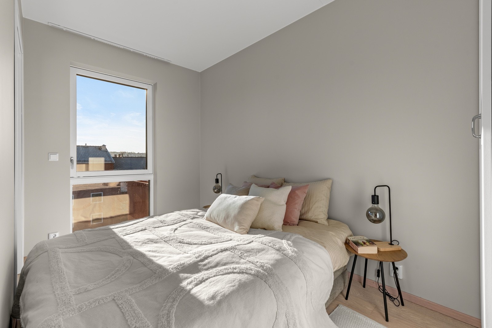 Soverom med god plass til dobbeltseng og garderobeløsning Galleribilde