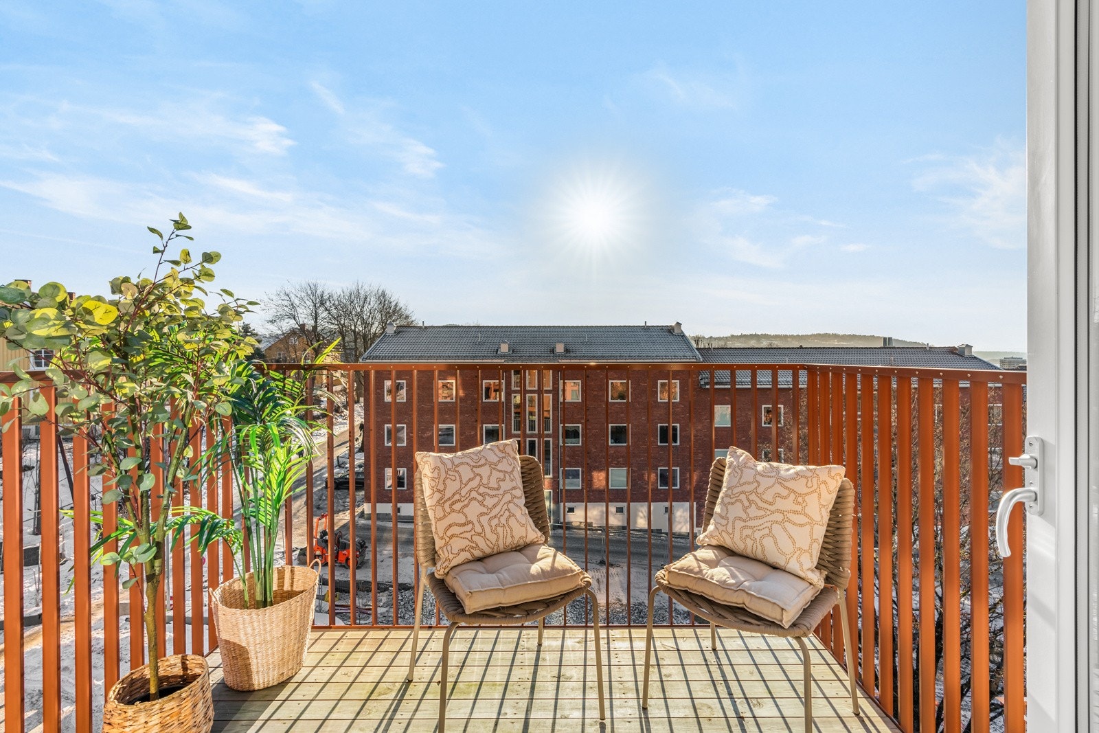 Solrik og sydvendt balkong med flott utsikt Galleribilde