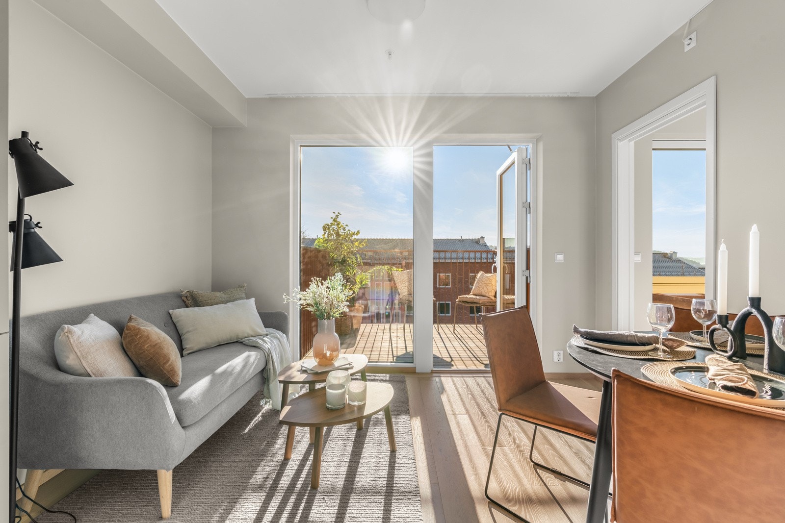 Store vindusflater som sørger for rikelig med naturlig lys Galleribilde