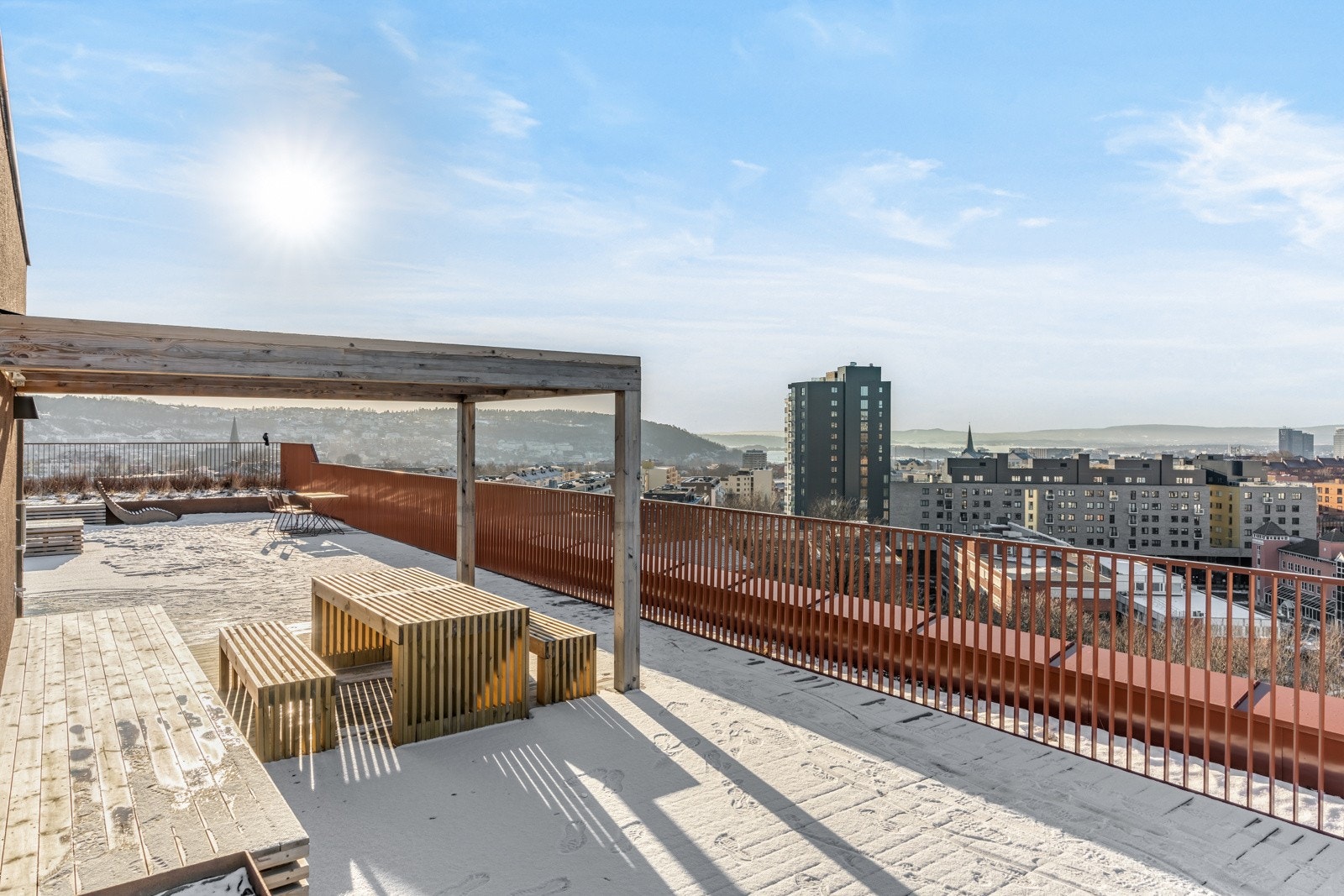 Felles takterrasse med sittegrupper og fantastisk utsikt over Oslo Galleribilde