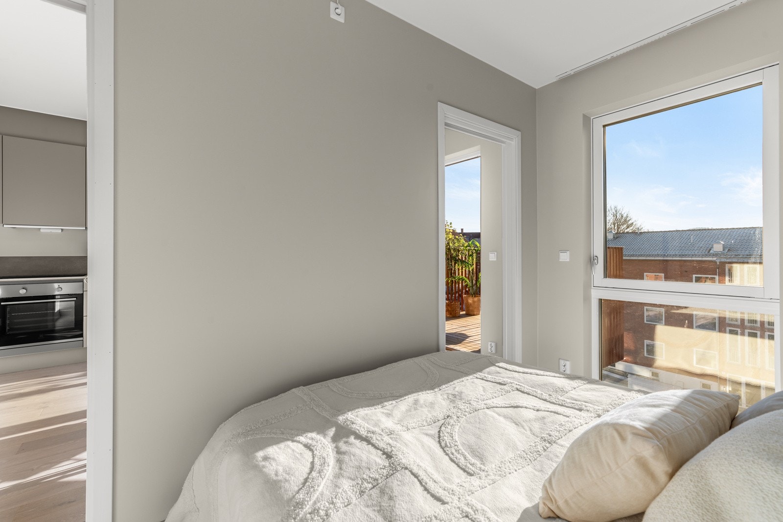 Soverom med god plass til dobbeltseng og garderobeløsning Galleribilde