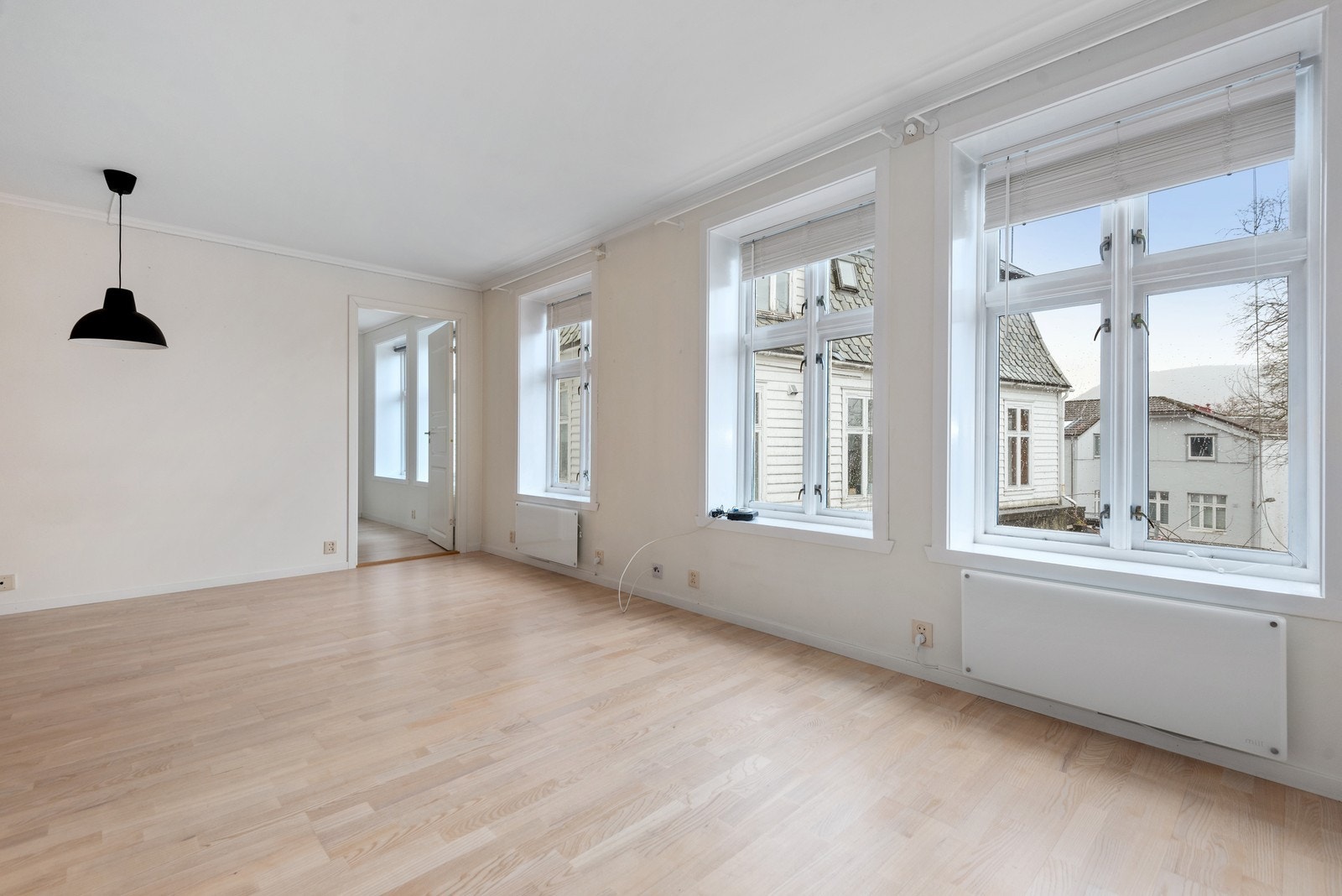 Lys og pen stue med plass til både sofakrok og spisestue. Galleribilde