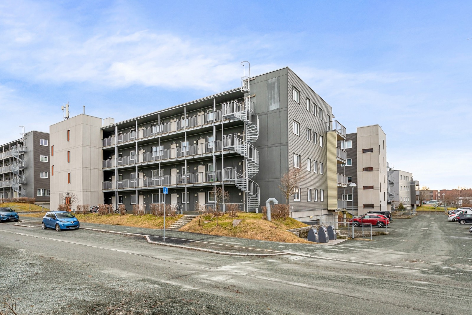 Fasade. Her har man alle moderne fasiliteter som p-kjeller, heis og fjernvarme m.m. Galleribilde