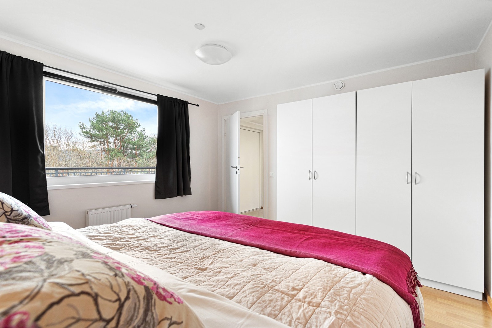 Her har du rikelig med plass til garderobeløsninger. Galleribilde