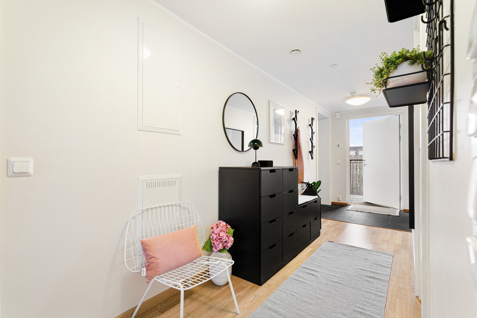 Entréen er flislagt med varmekabler i gulv. Galleribilde