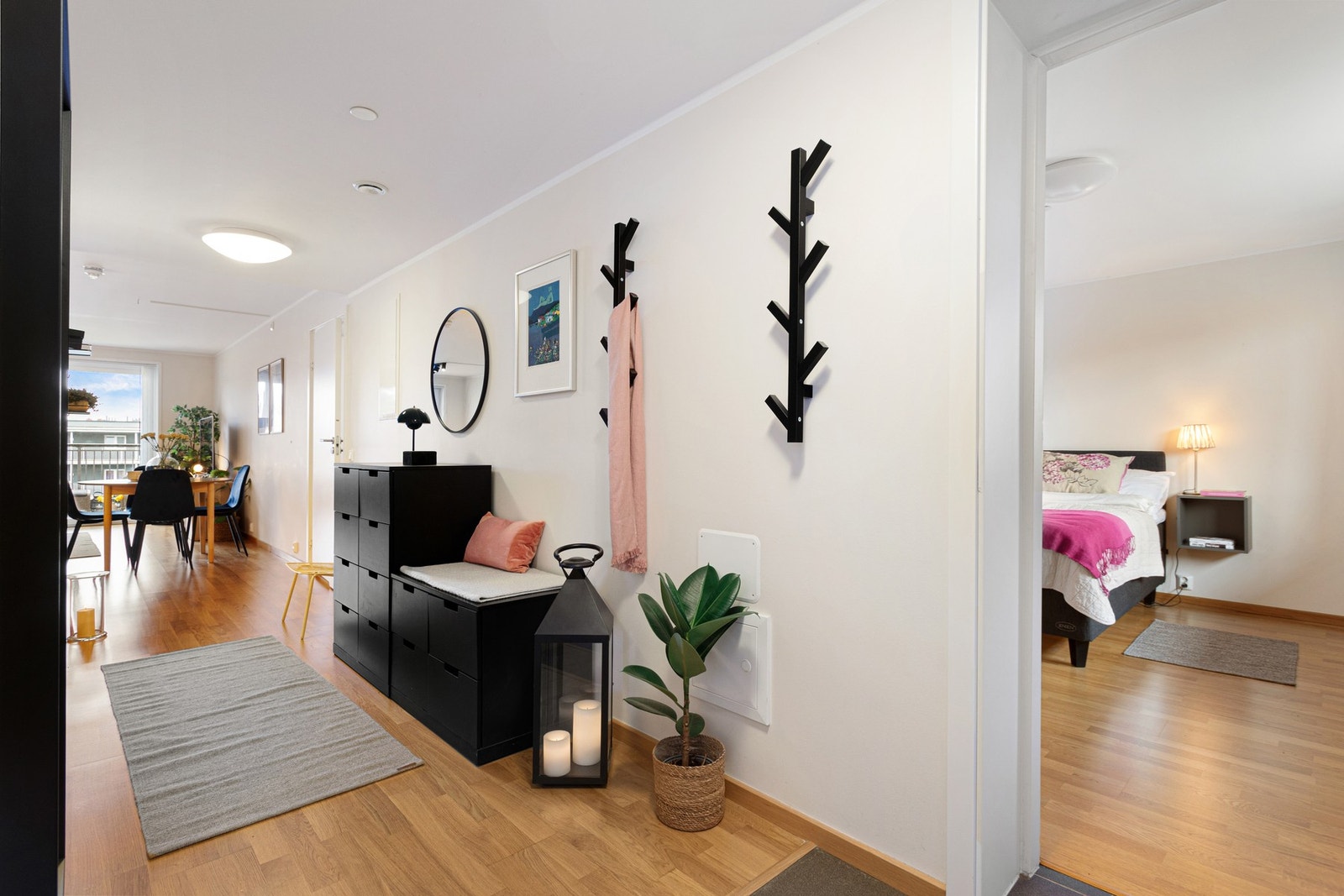 Også i gangen har man god plass til div. møblement. Galleribilde