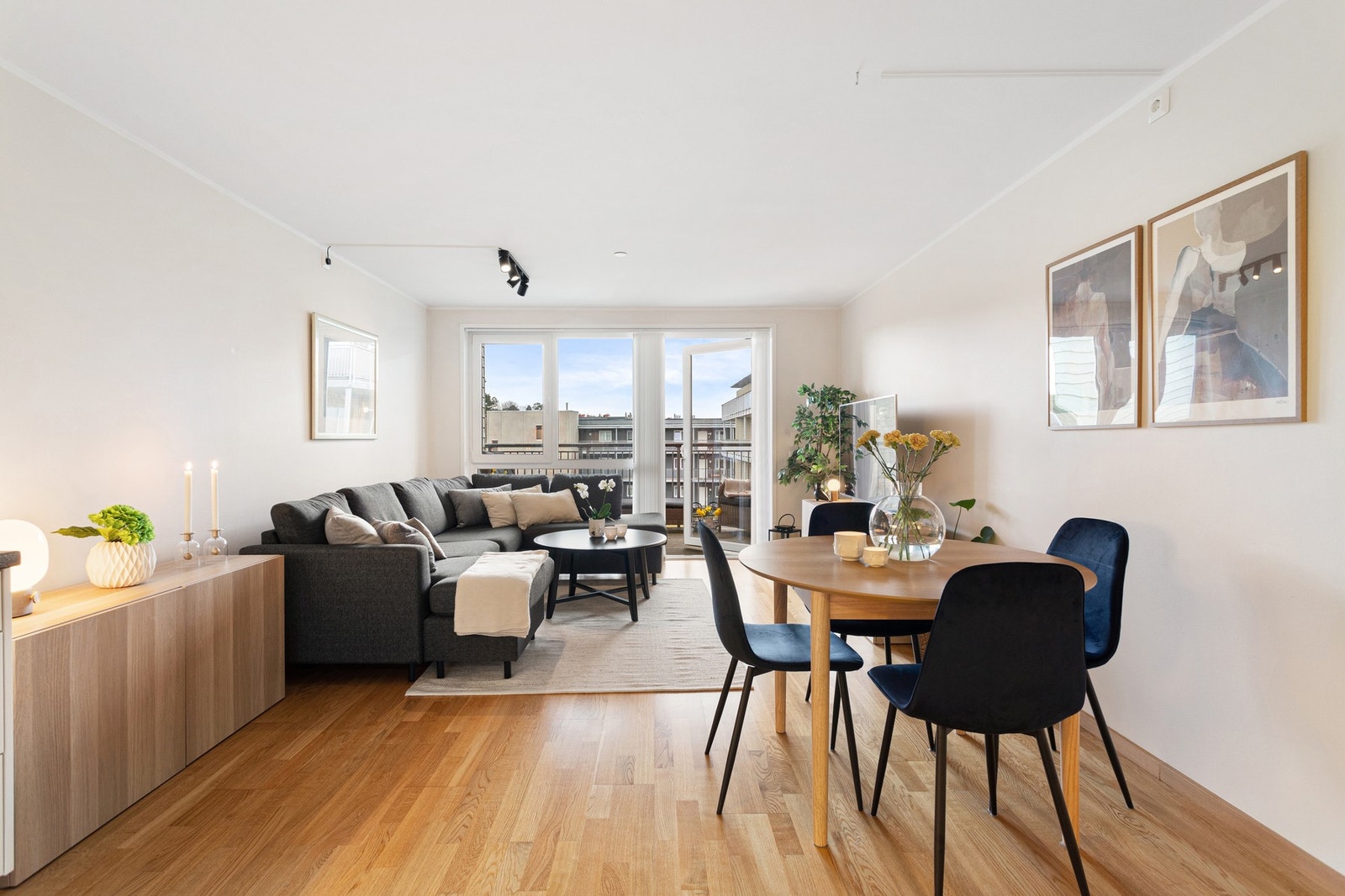 EiendomsMegler1 v/Frank Robert Bae har gleden av å presentere en 3-roms selveierleilighet beliggende i 3. etasje i sameiet
Charlottenlund Vest! Galleribilde