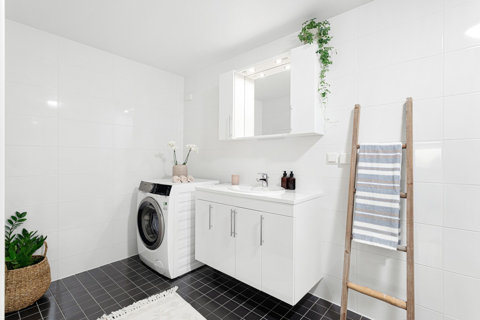 Svært flott bad på hele 7,5 kvm med flislagte flater og varmekabler i gulv. Opplegg for vaskemaskin og tørketrommel. Galleribilde