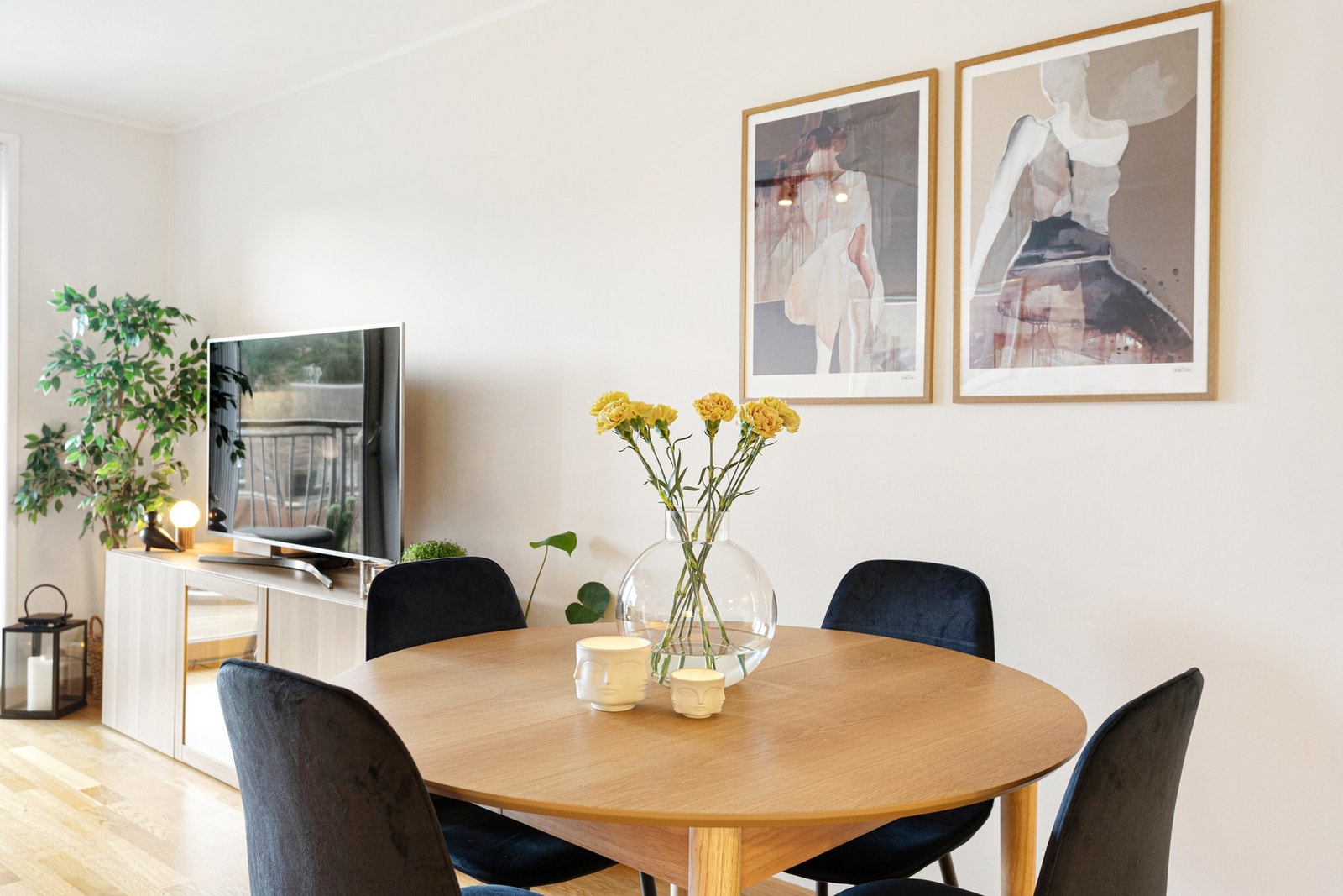 Spisebordet finner sin naturlige plassering i overgangen mellom stue og kjøkken. Galleribilde