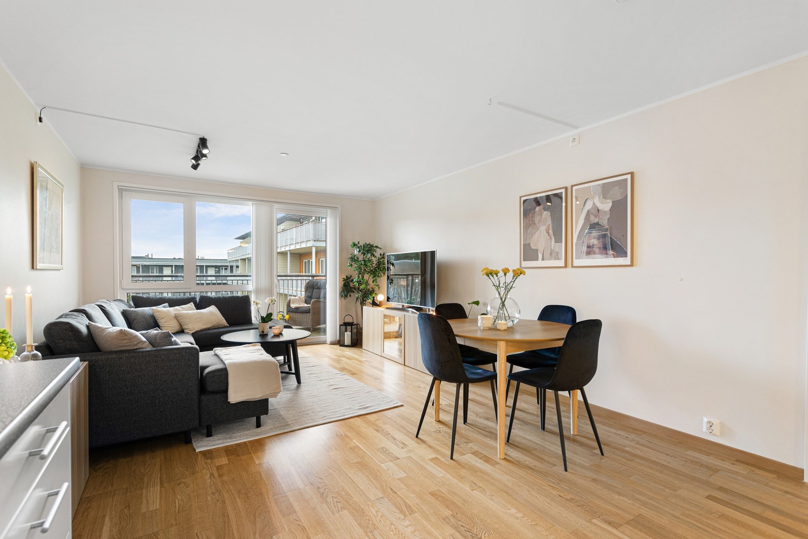 Med store vindusflater og beliggenhet i byggets 3. etasje får du et godt lysinnslipp, og kombinert med overflater malt i
en tidsriktig fargetone bidrar dette til en lett og luftig atmosfære. Galleribilde