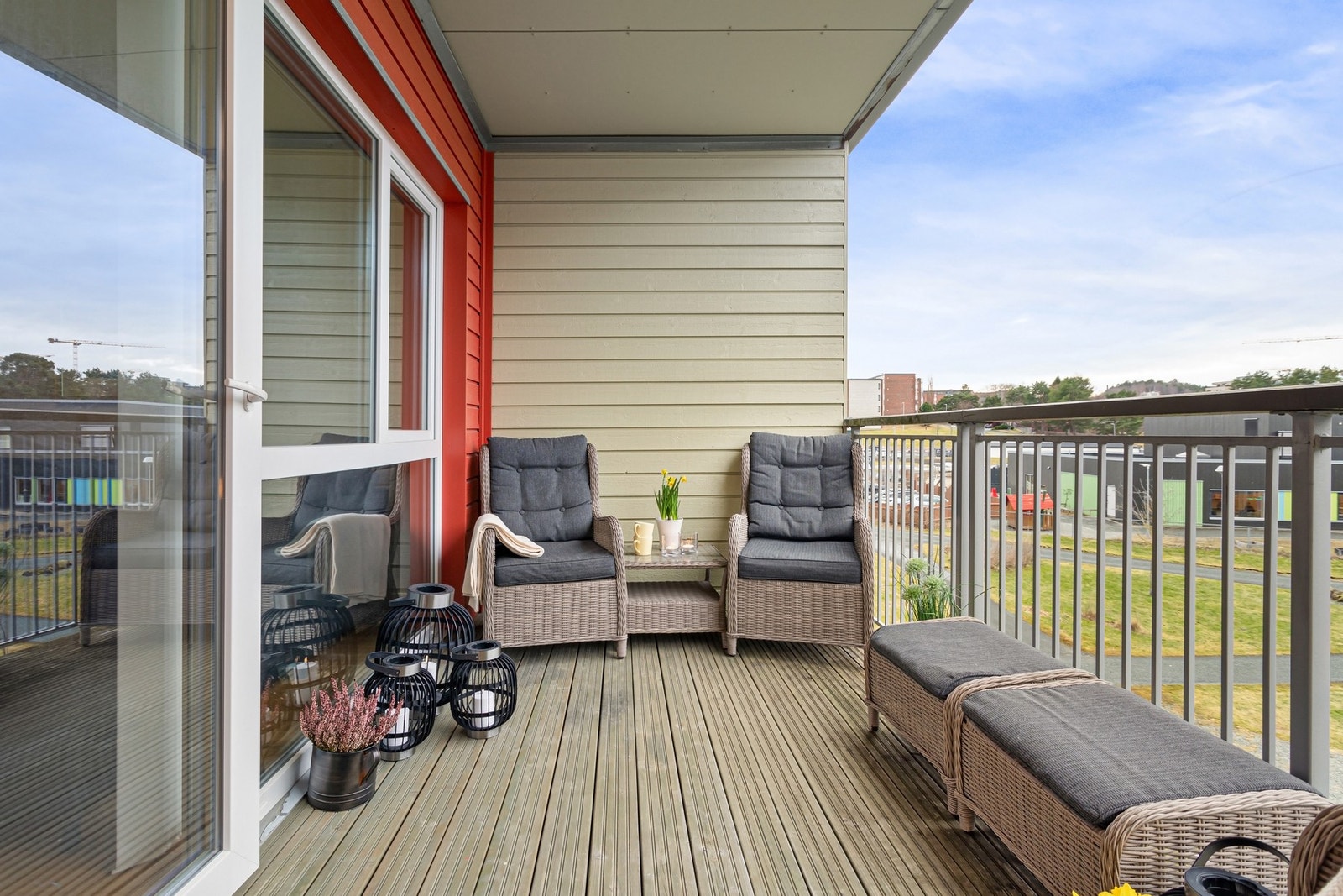 Fra stuen er det utgang til balkong på 9 kvm. Her har du god plass til ønsket utemøblement. Galleribilde