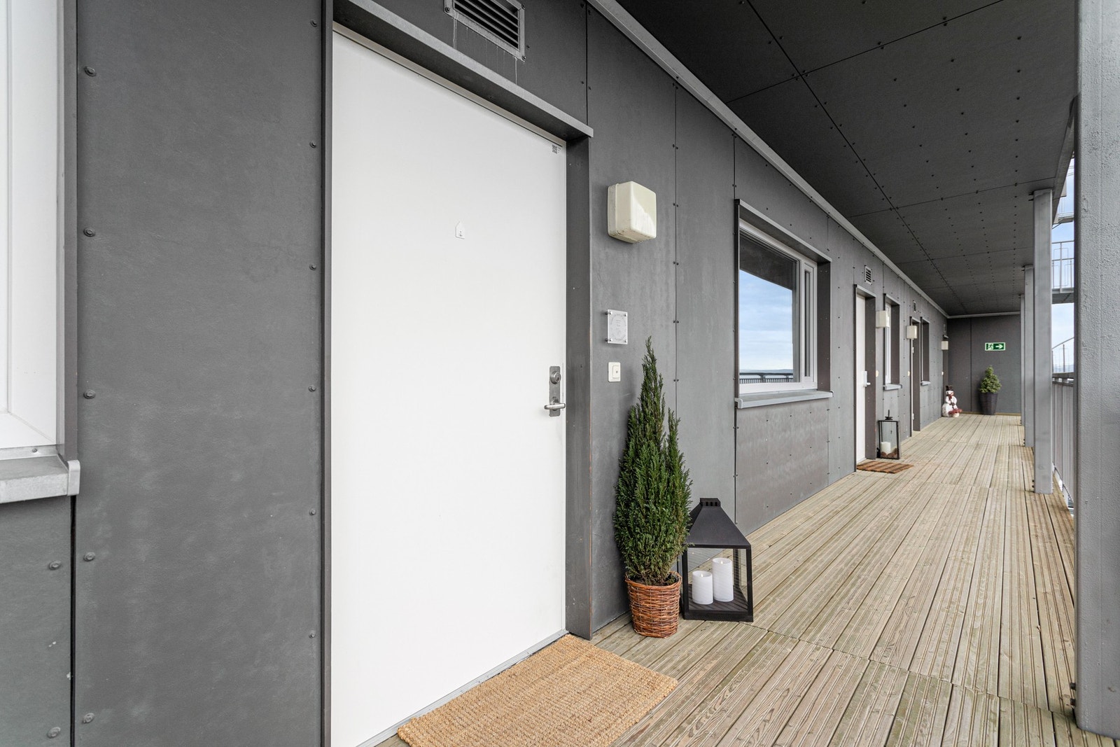 Flott inngangsparti med brannklassifisert hovedytterdør. Utenfor kan du sette opp et lite kaffebord og stoler... Galleribilde