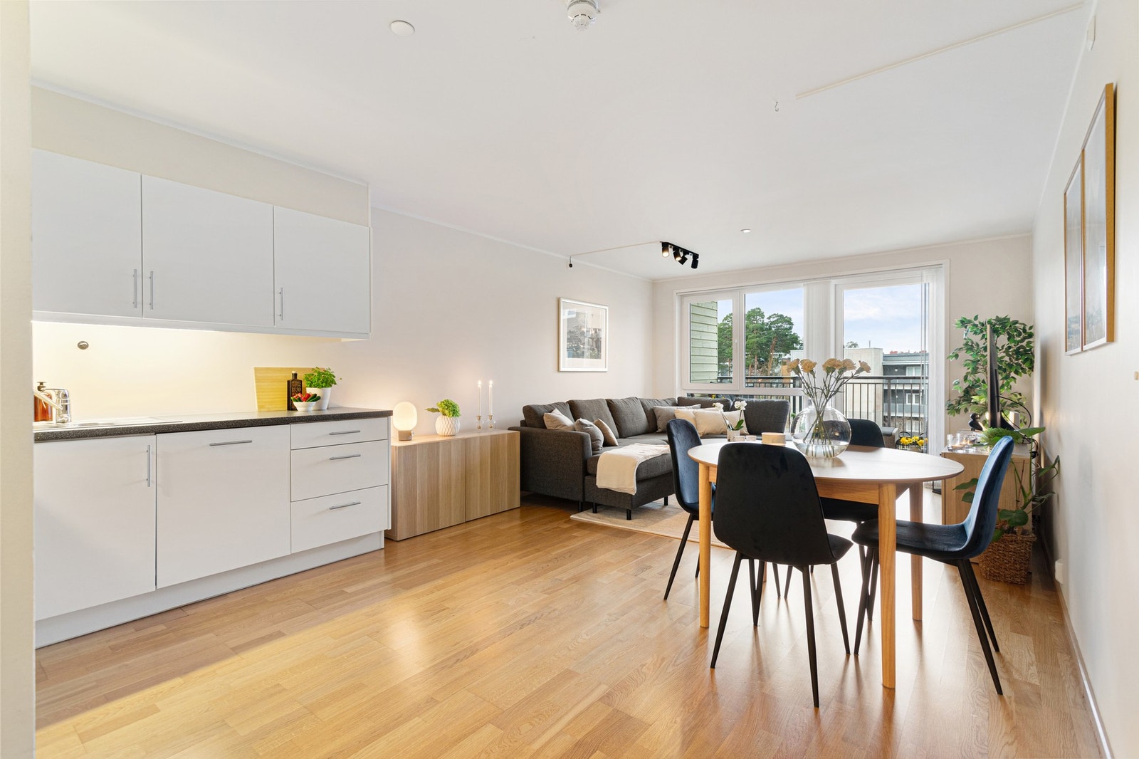 Felleskostnadene inkluderer bl.a TV-pakke, fibernett og fjernvarme (varmtvann/oppvarming). Galleribilde