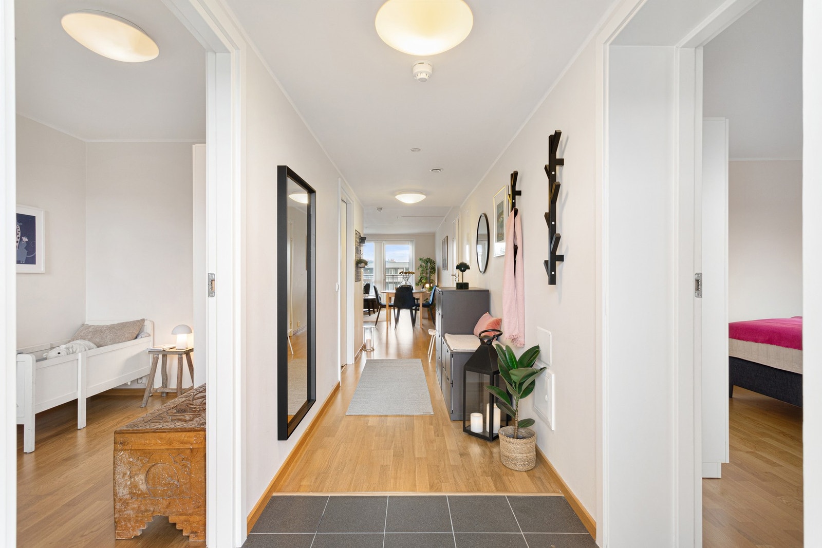 Gang sett mot stue. Balansert ventilasjon og fjernvarme sørger for et lunt og sunt inneklima året rundt. Galleribilde