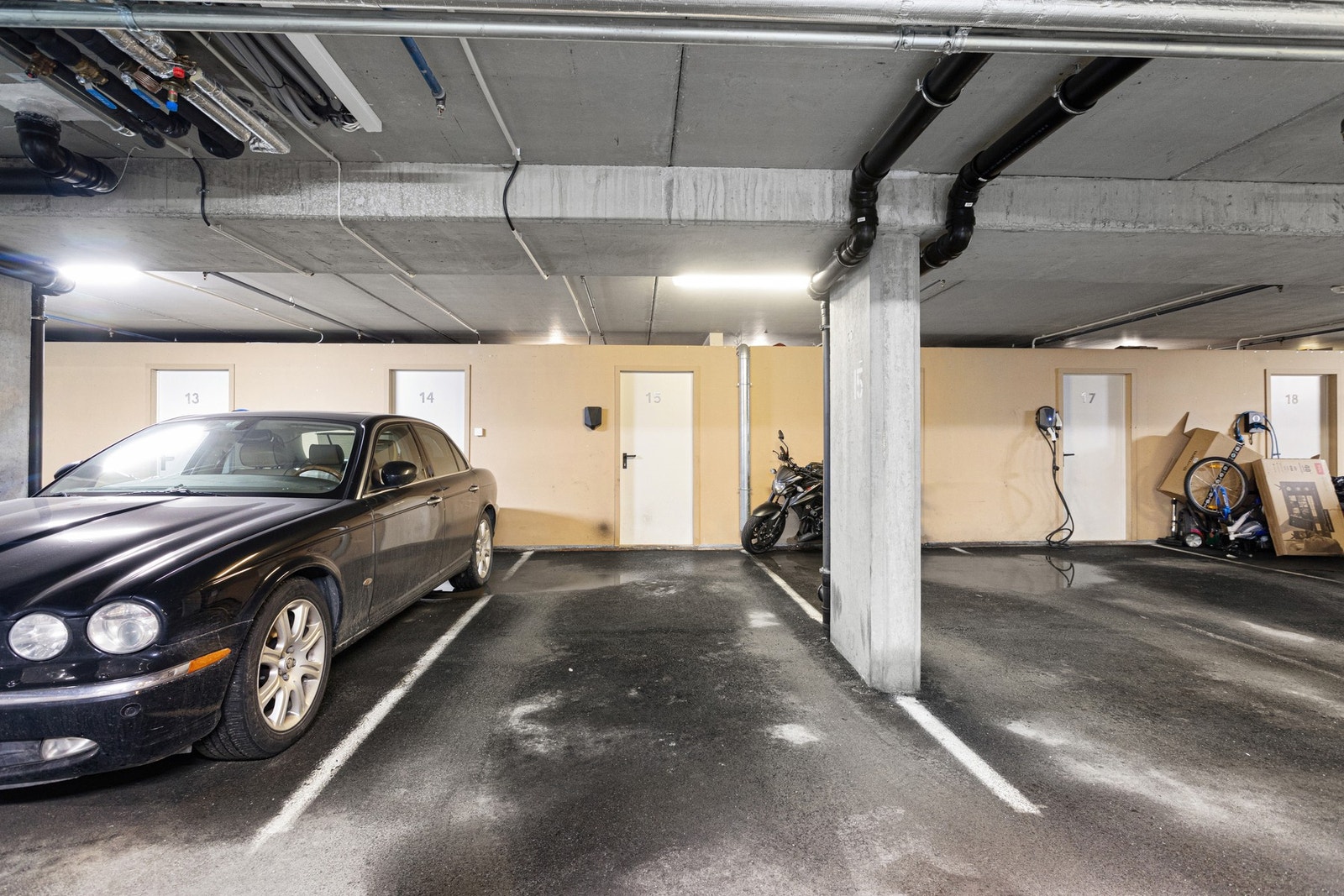 Egen parkeringsplass med bod på 5 kvm i bakkant. Det er installert elbillader på p-plassen. Galleribilde