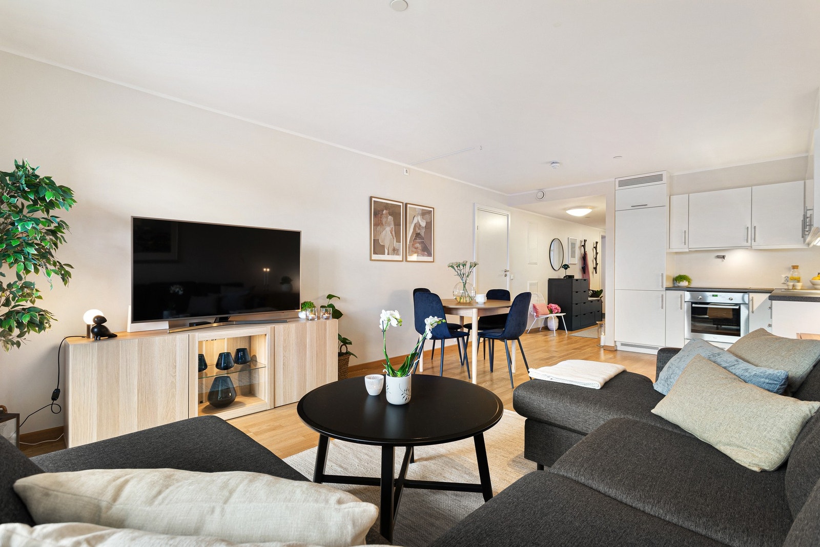 Leiligheten stod ferdigstilt så sent som i 2013, og holder følgelig en gjennomgående moderne standard. Galleribilde