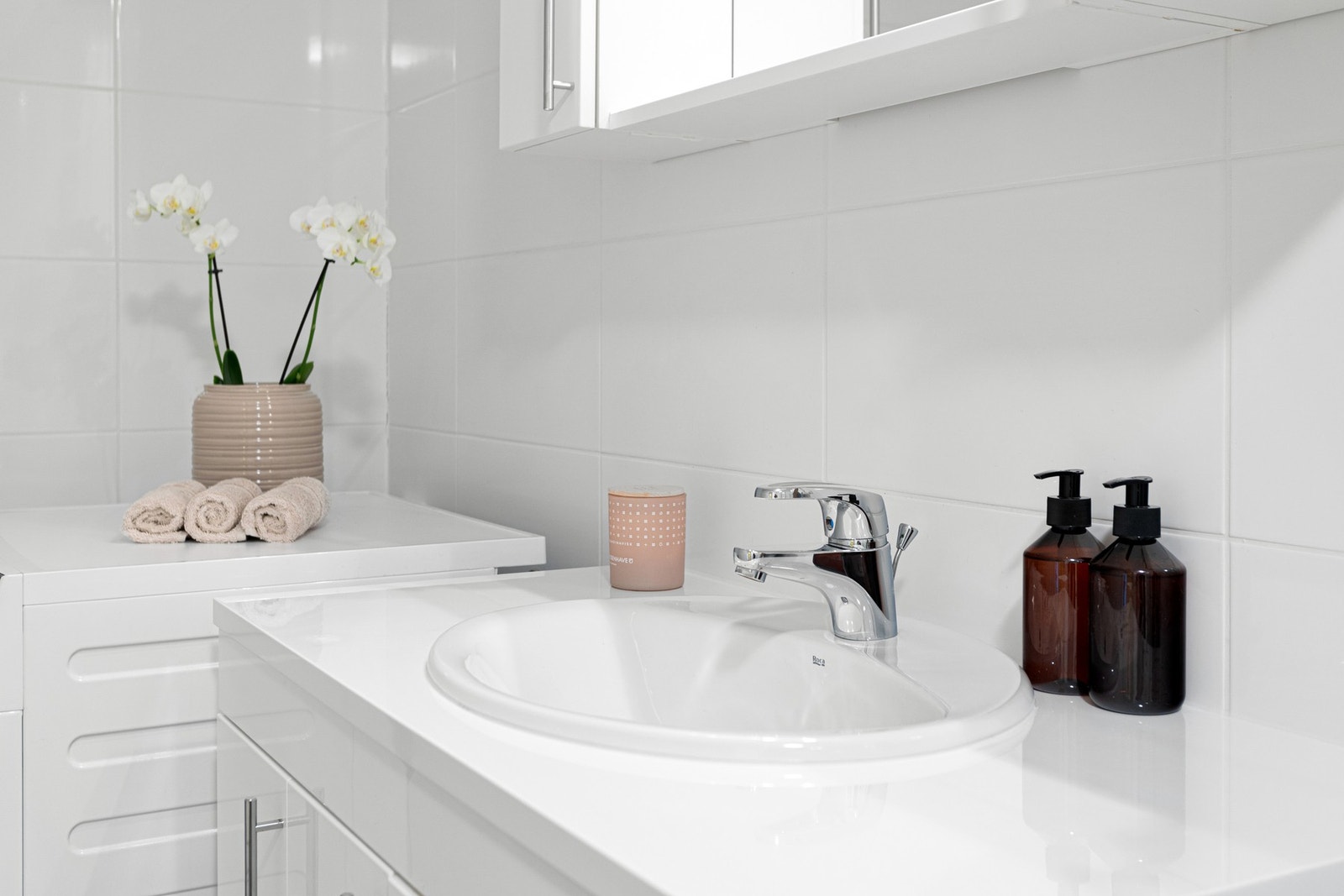 Badet er utstyrt med servant med dobbeltskap under og stort speil med skap over, her man god plass til lagring av div. toalettsaker. Galleribilde