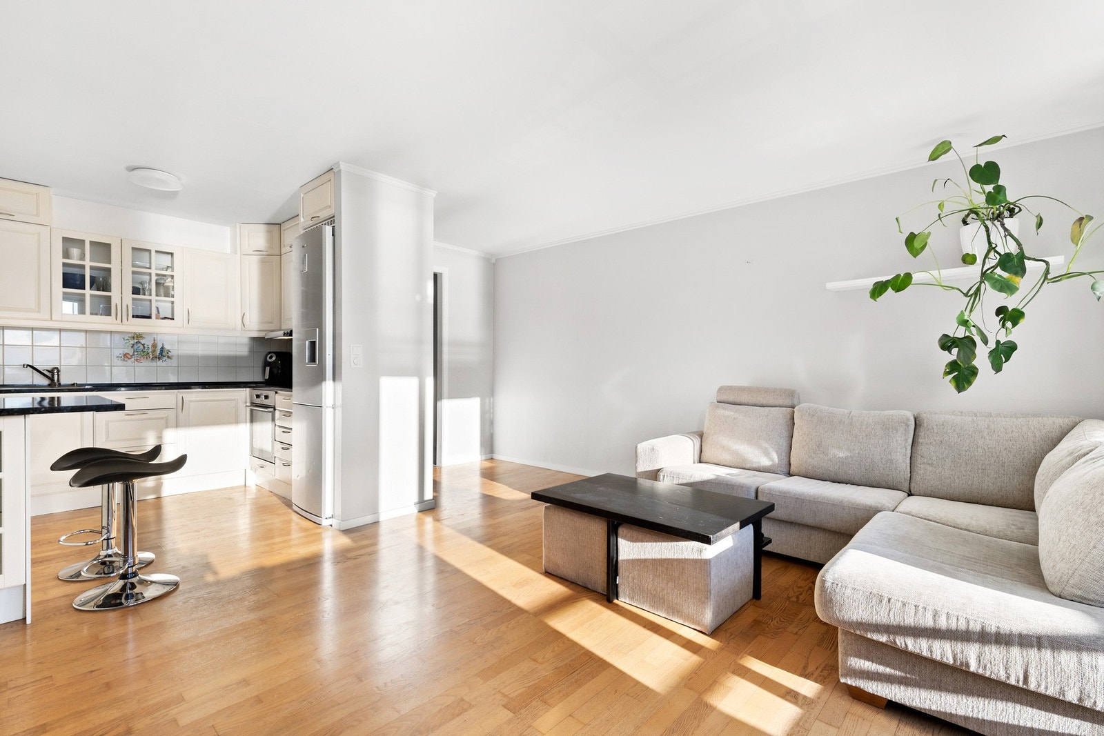 Leiligheten har en åpen stue- og kjøkkenløsning. Galleribilde