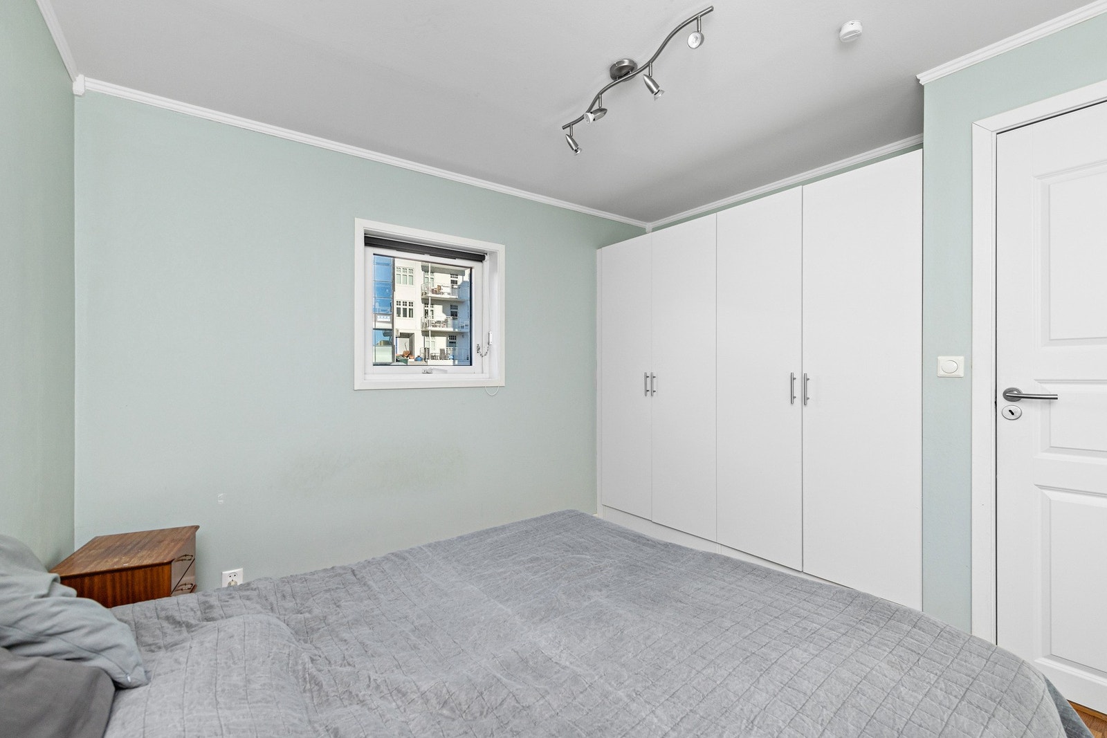 Soverommet har garderobeskap som medfølger handelen. Galleribilde