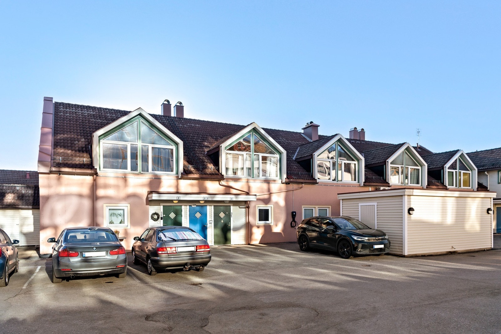 Leiligheten disponerer oppstillingsplass til bil på denne gårdsplassen Galleribilde