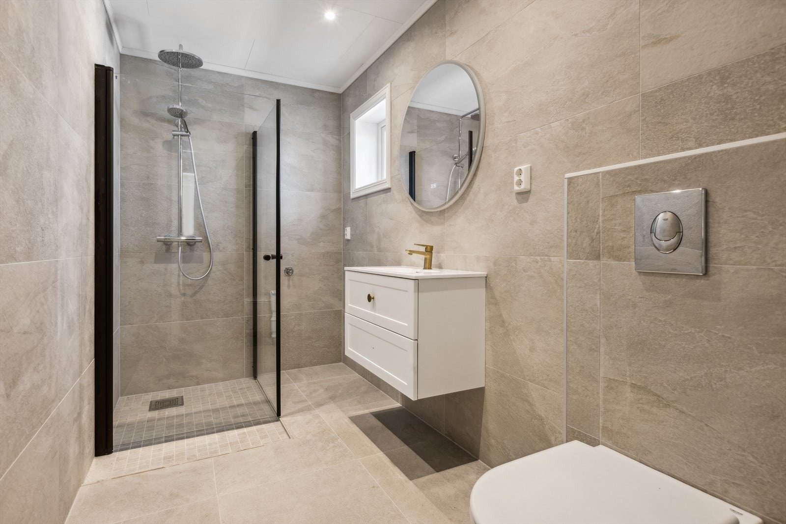 Boligen har to bad, som er beliggende i hver sin etasje. Begge bad har varmekabler i gulv. Det opplyses at begge badene er pusset opp i 2023 / 2024. Galleribilde