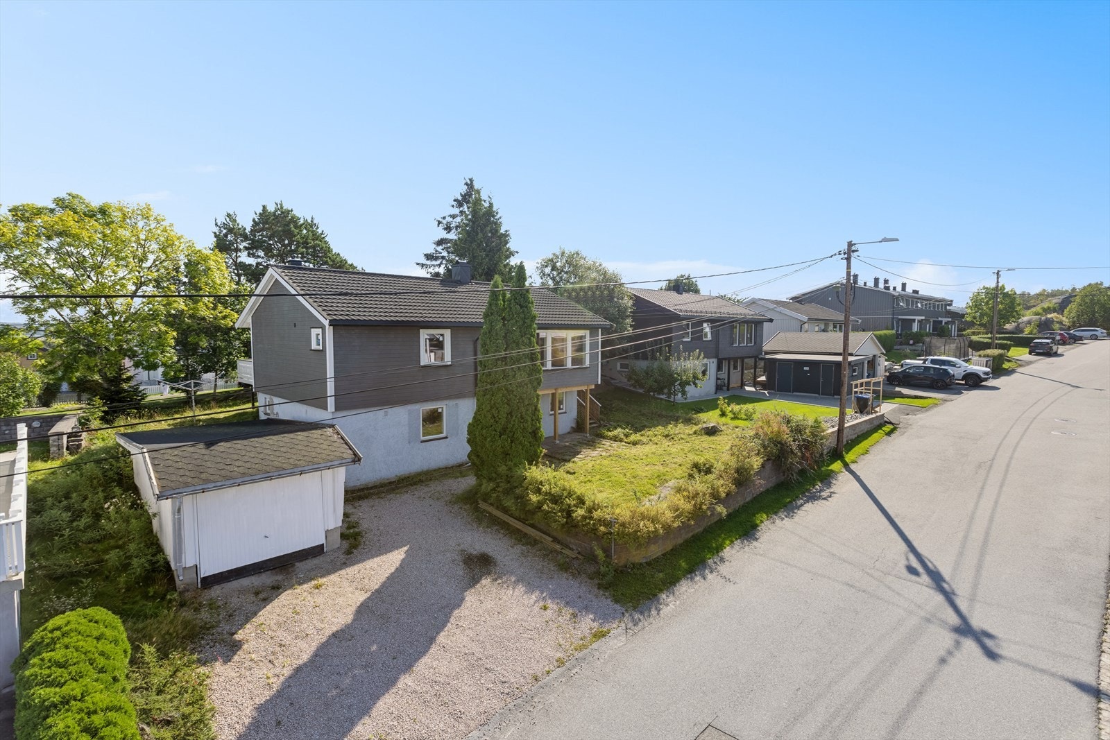 Lauritz Johnsens vei 25 ligger barnevennlig og praktisk til i et veletablert boligområde på Lisleby i Fredrikstad kommune. Dette området er kjent for å være barnevennlig, med kort avstand til barnehager, skoler, flerbrukshall, lekeplasser m.m. Galleribilde