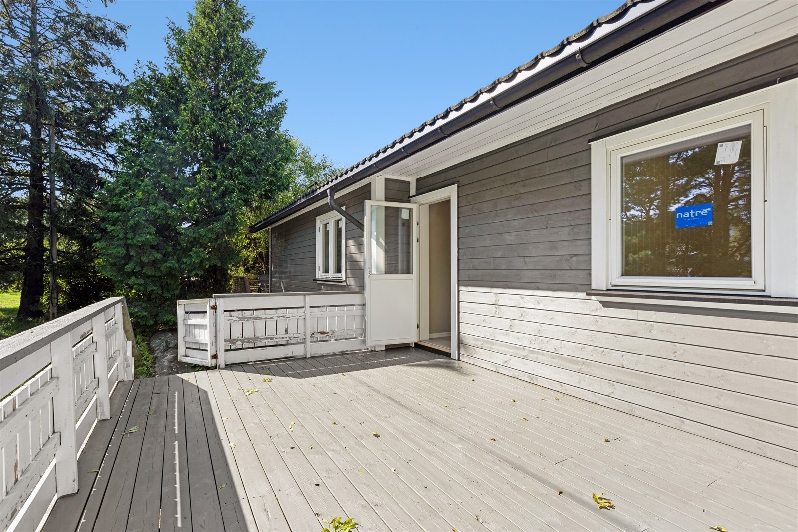 Solrik terrasse. Galleribilde