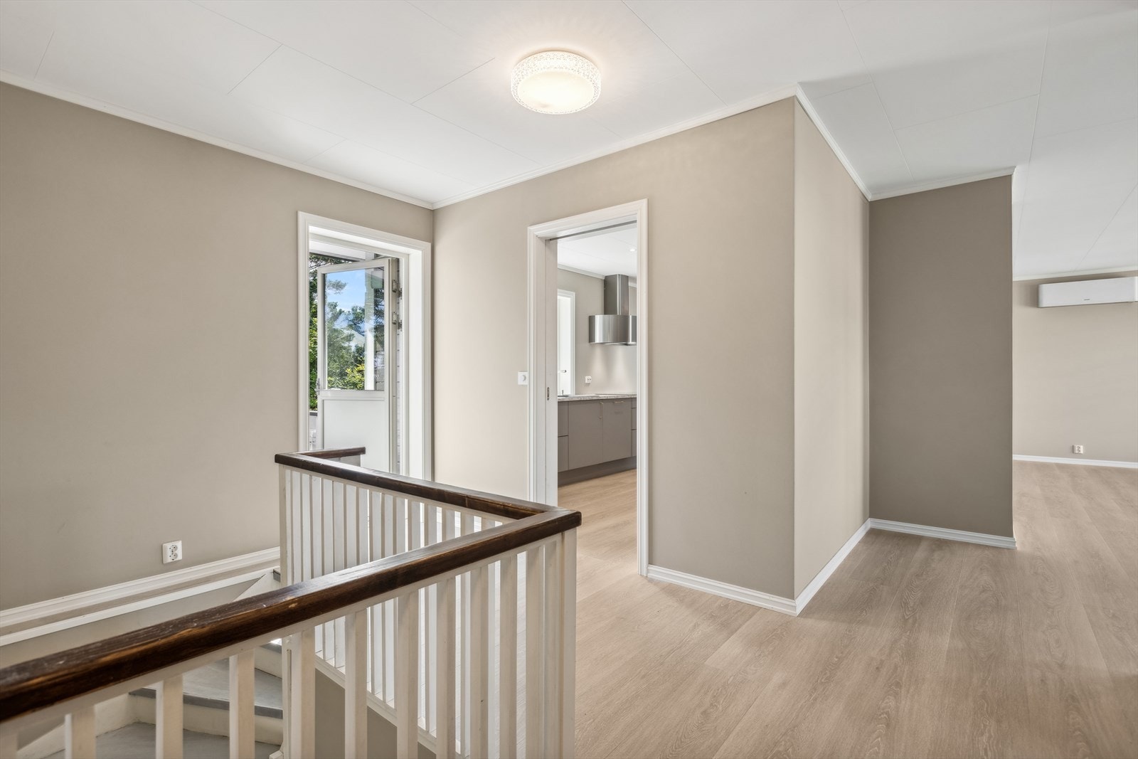 Velkommen opp i boligens første etasje. Her finner du stue, kjøkken, to soverom og bad. Galleribilde