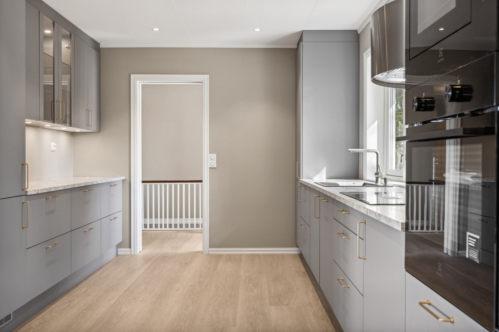 Et innholdsrikt og pent kjøkken! Galleribilde