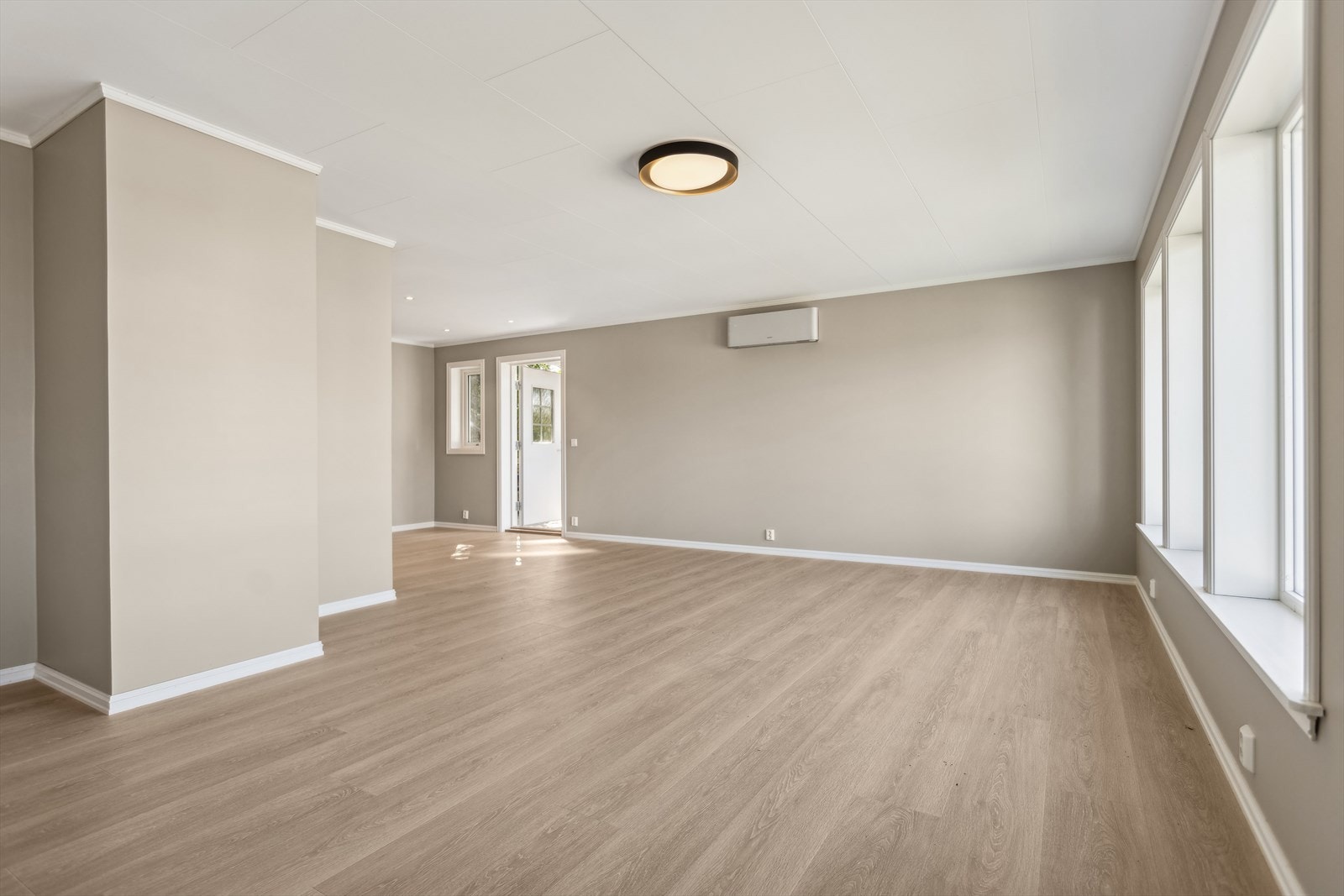 Det er flere vindusflater i stuen som slipper inn naturlig lys, som skaper en god atmosfære i rommet. Galleribilde