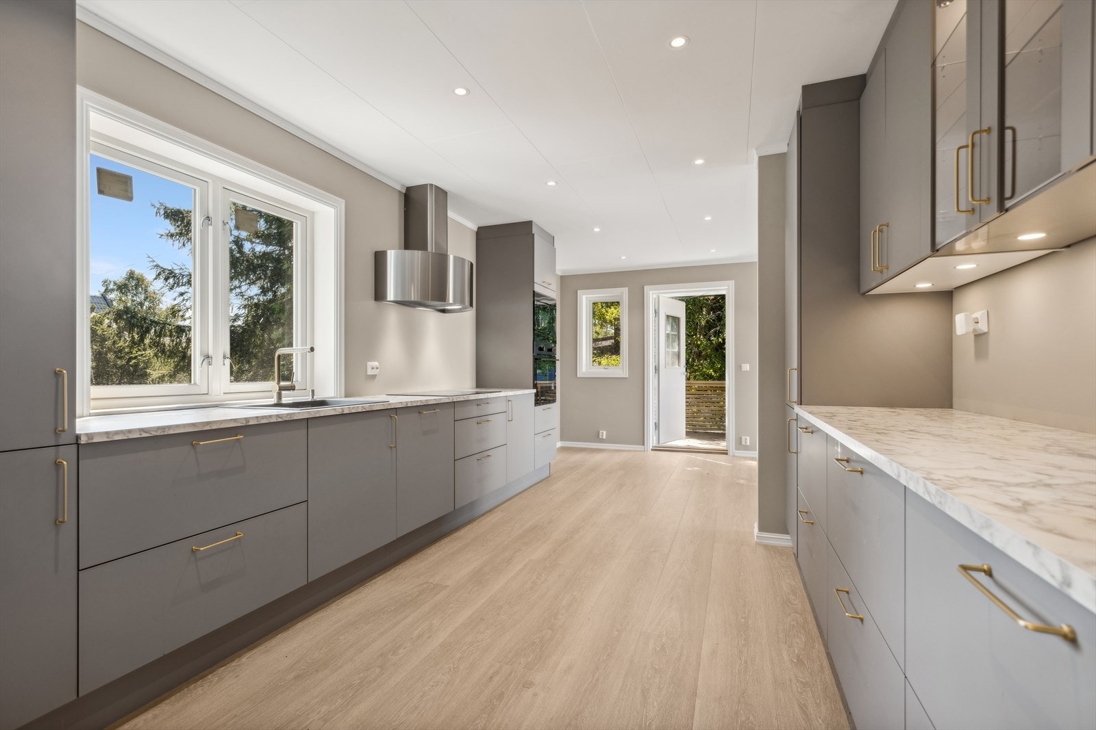 Kjøkkenet ligger i delvis åpning til stuen, som gjør rommet mer sosialt ved besøk. Kjøkkenet er fra 2024, og levert fra merket: AUBO. Galleribilde