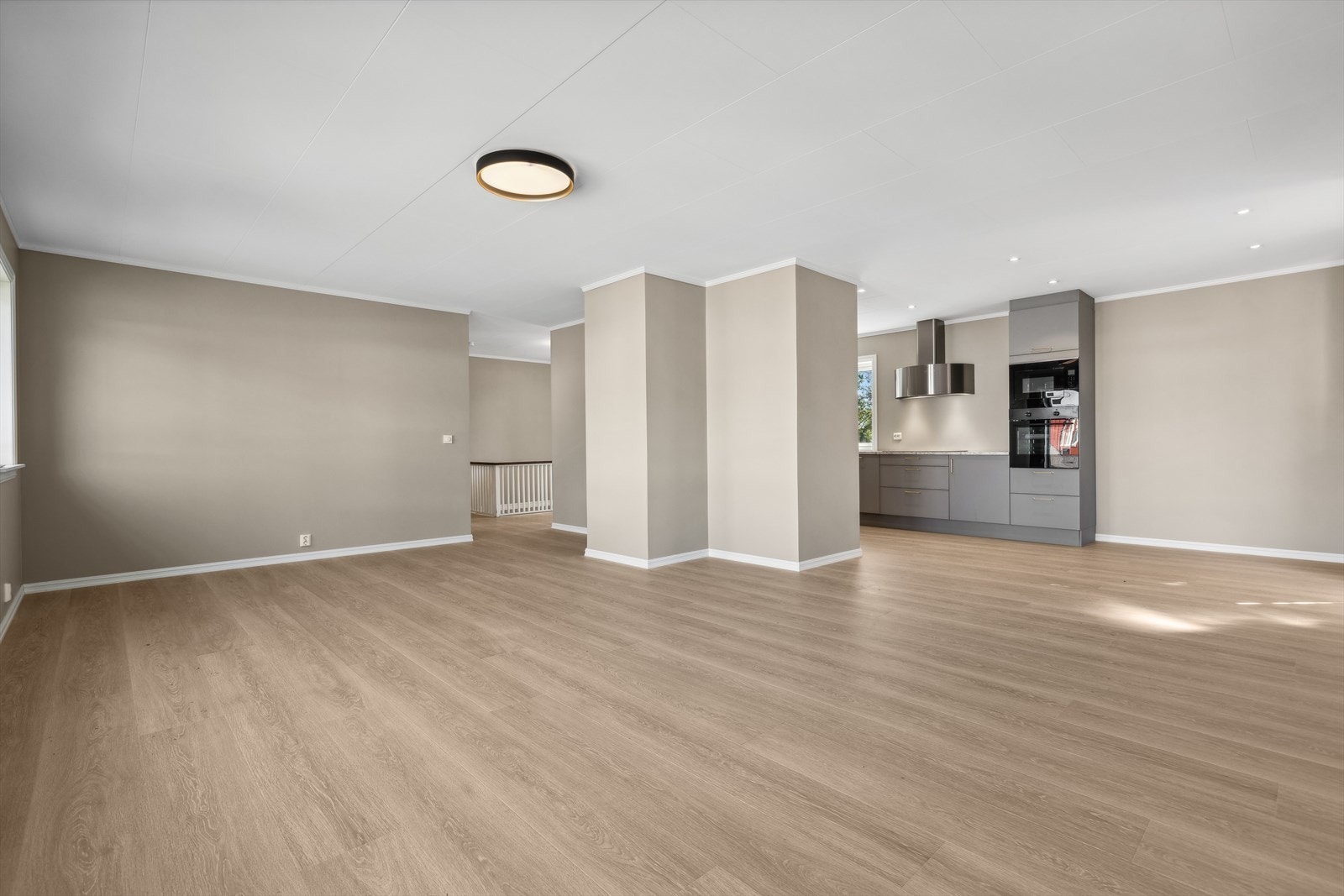 Boligen holder en gjennomgående god standard hvor store deler av boligen er pusset opp i 2023 / 2024. Boligen går over to plan, som byr på lyse og luftige oppholdsrom. Galleribilde