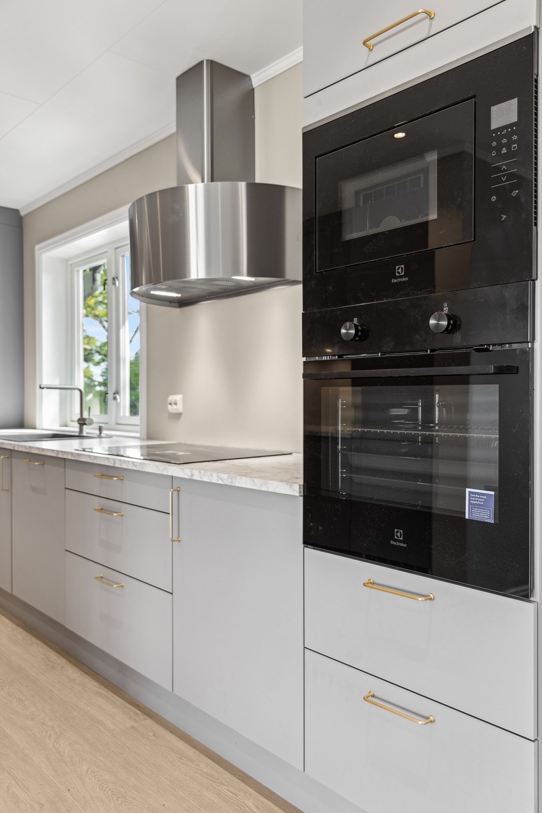 Videre er kjøkkenet utstyrt med plass til integrerte hvitevarer som: stekeovn, mikrobølgeovn, induksjonstopp, kjøl/frys og oppvaskmaskin. Se pkt. innbo og løsøre for nærmere informasjon om hvilken hvitevarer som medfølger. Galleribilde