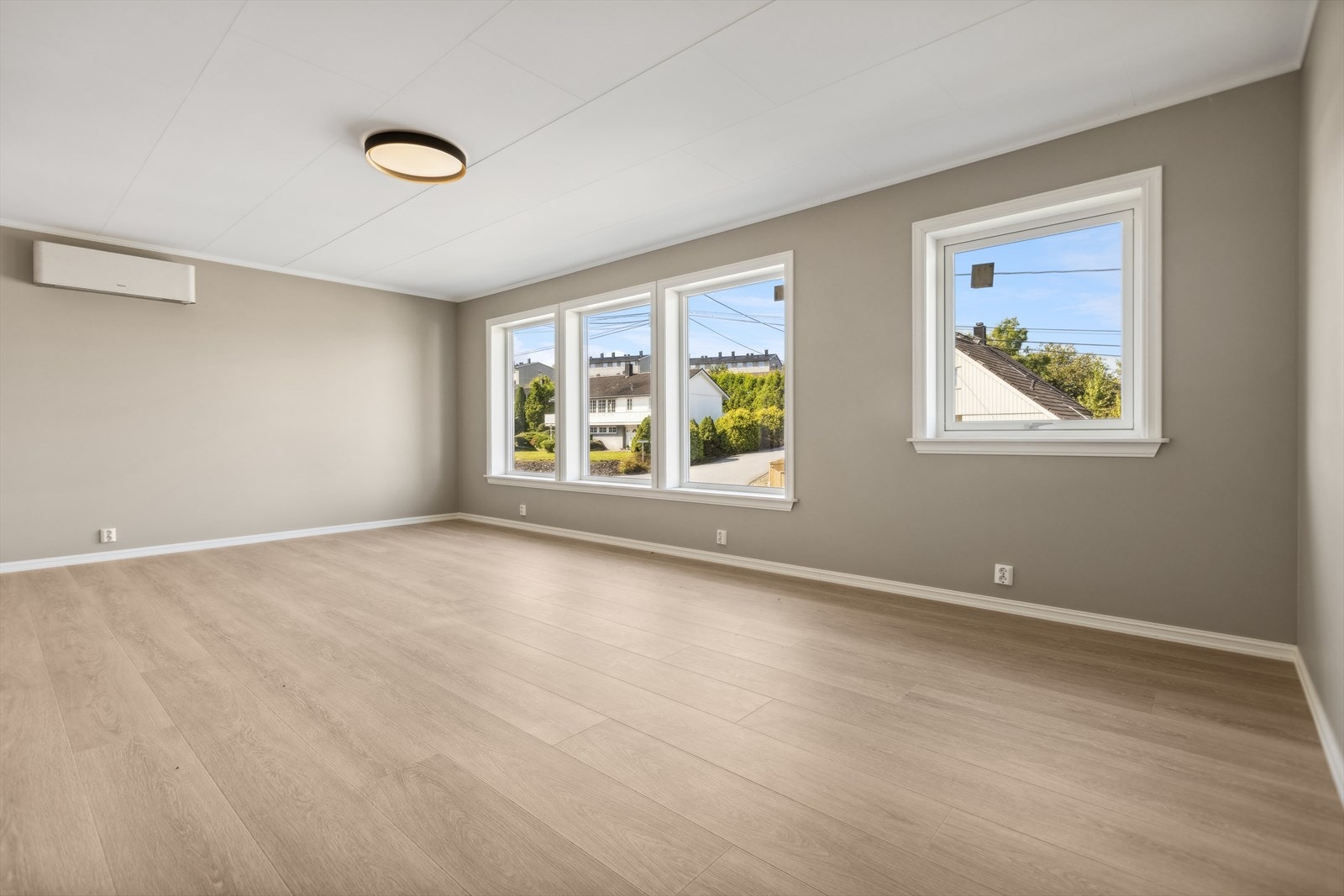 Stuen er romslig, og har god plass til å møblere etter eget ønske for å skape den stuen du selv ønsker. Galleribilde